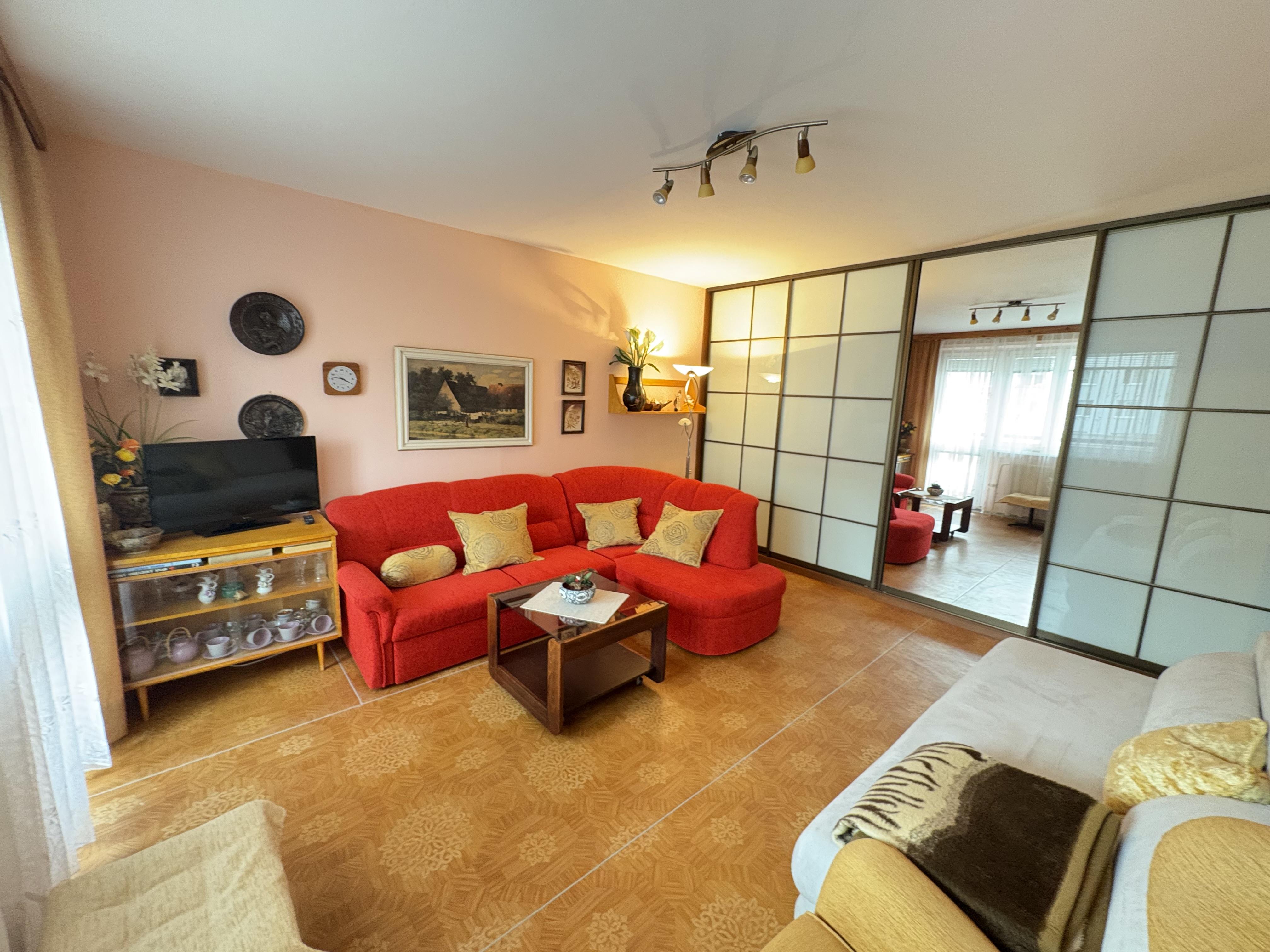 Na predaj priestranný 1 izbový byt na Bučinovej priamo na vrakuňskom korze, 41,35 +4,5 loggia m2