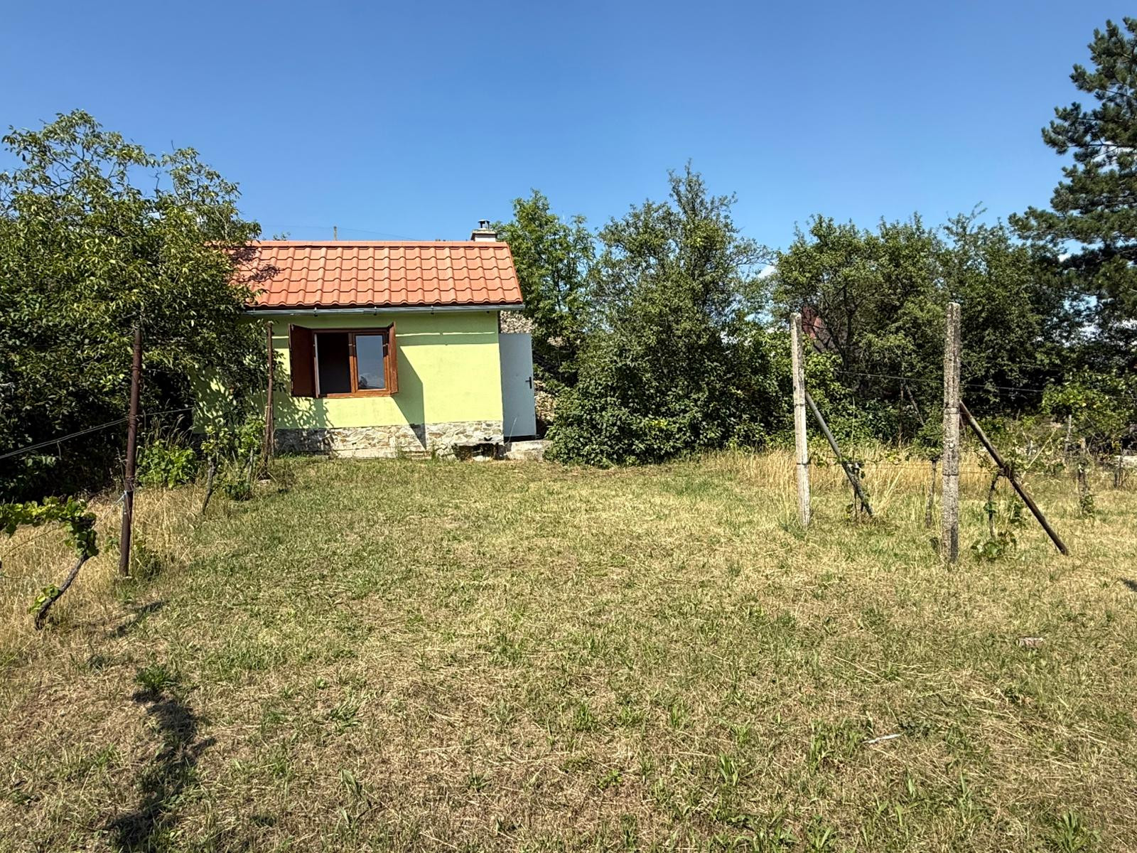 Romantická záhrada s panoramatickým výhľadom na Modru 🌿