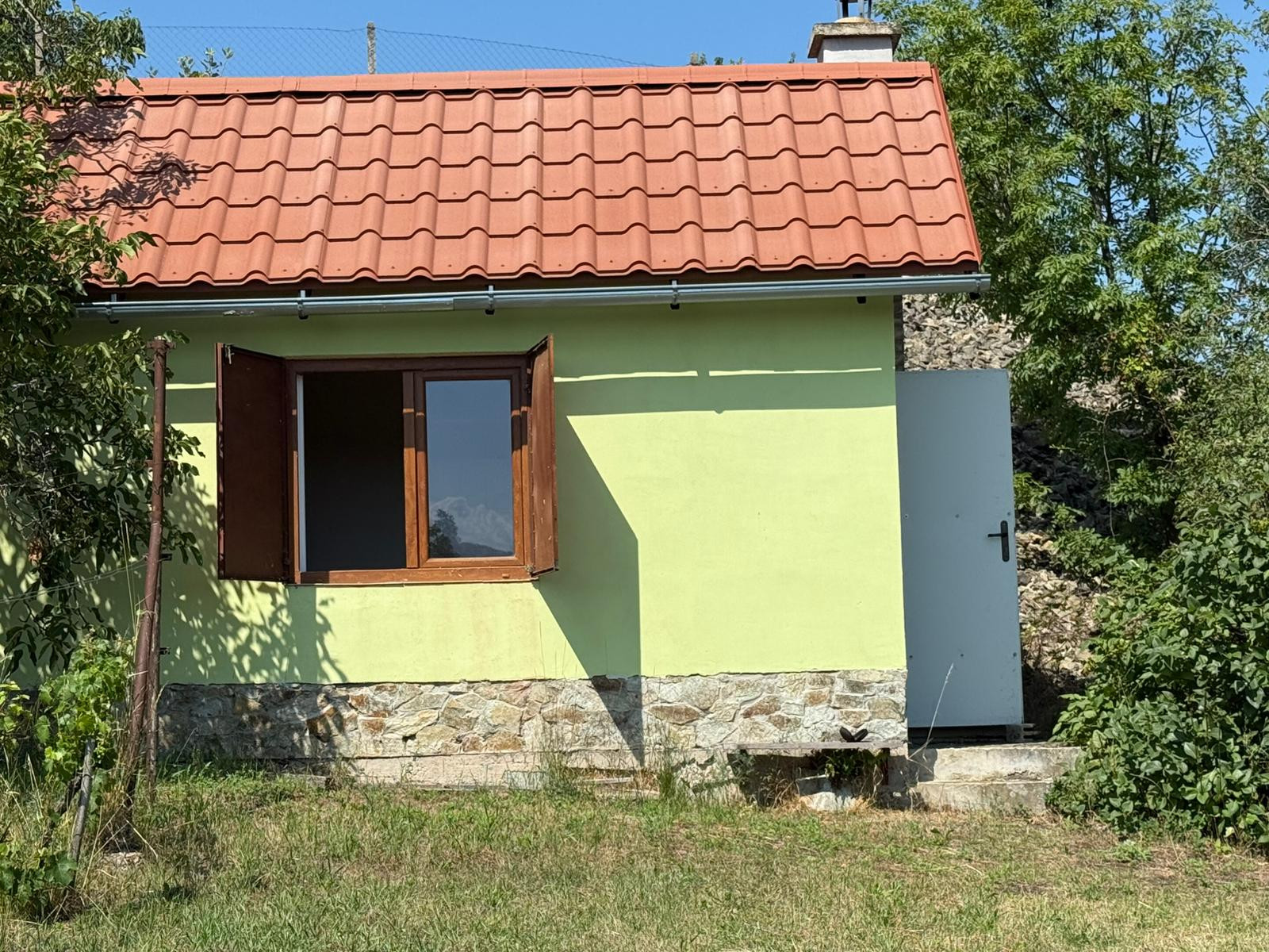 Romantická záhrada s panoramatickým výhľadom na Modru 🌿