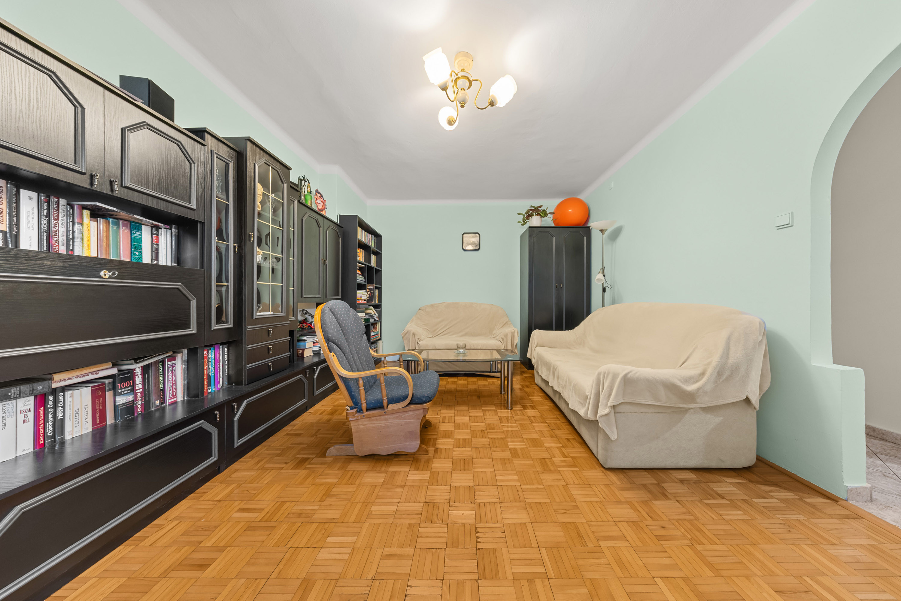 Na predaj PRIESTRANNÝ zrekonštruovaný 2 izbový byt v Šamoríne