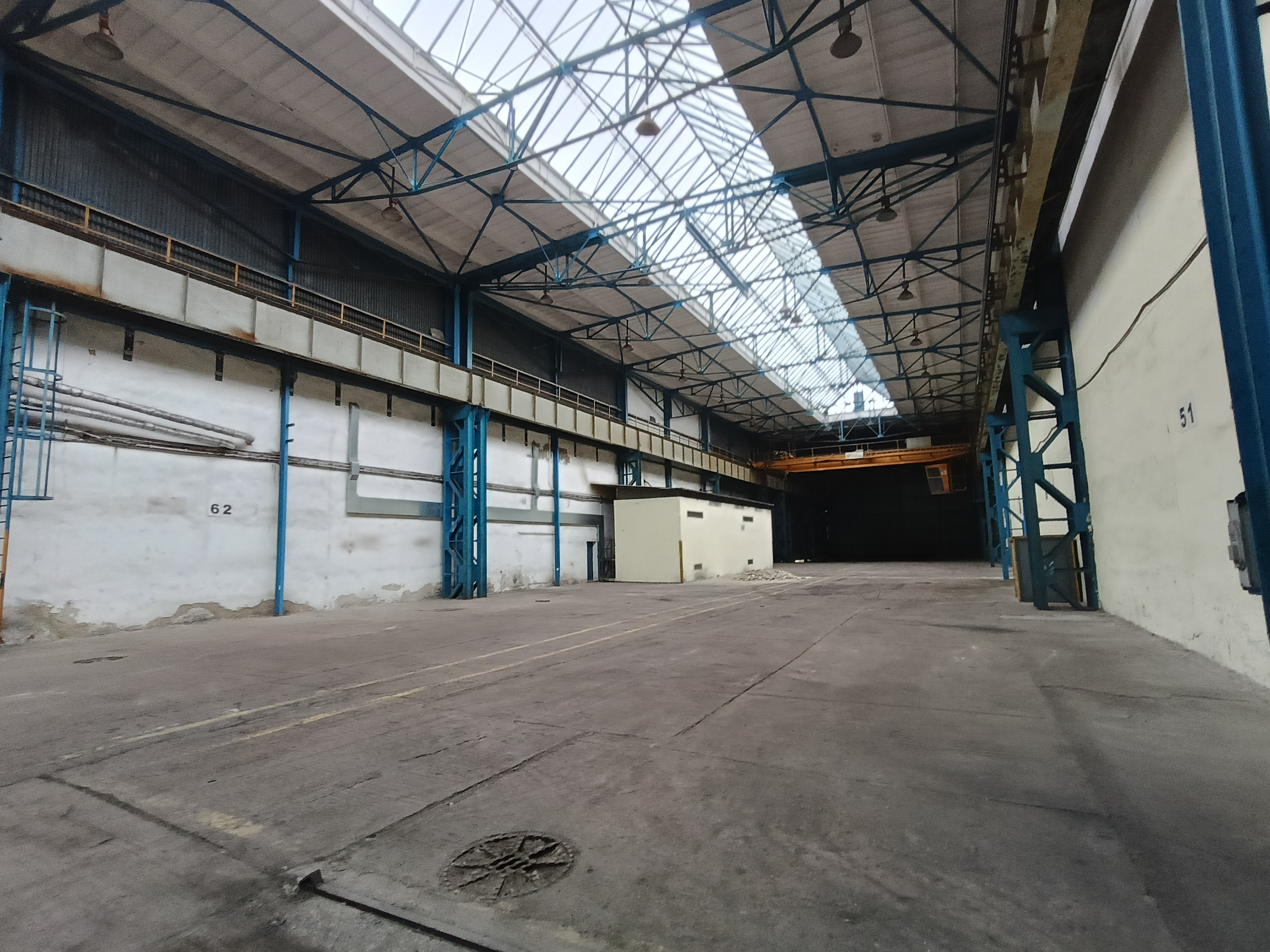 Veľká hala na prenájom-2500m2, 8t žeriav, železničná vlečka