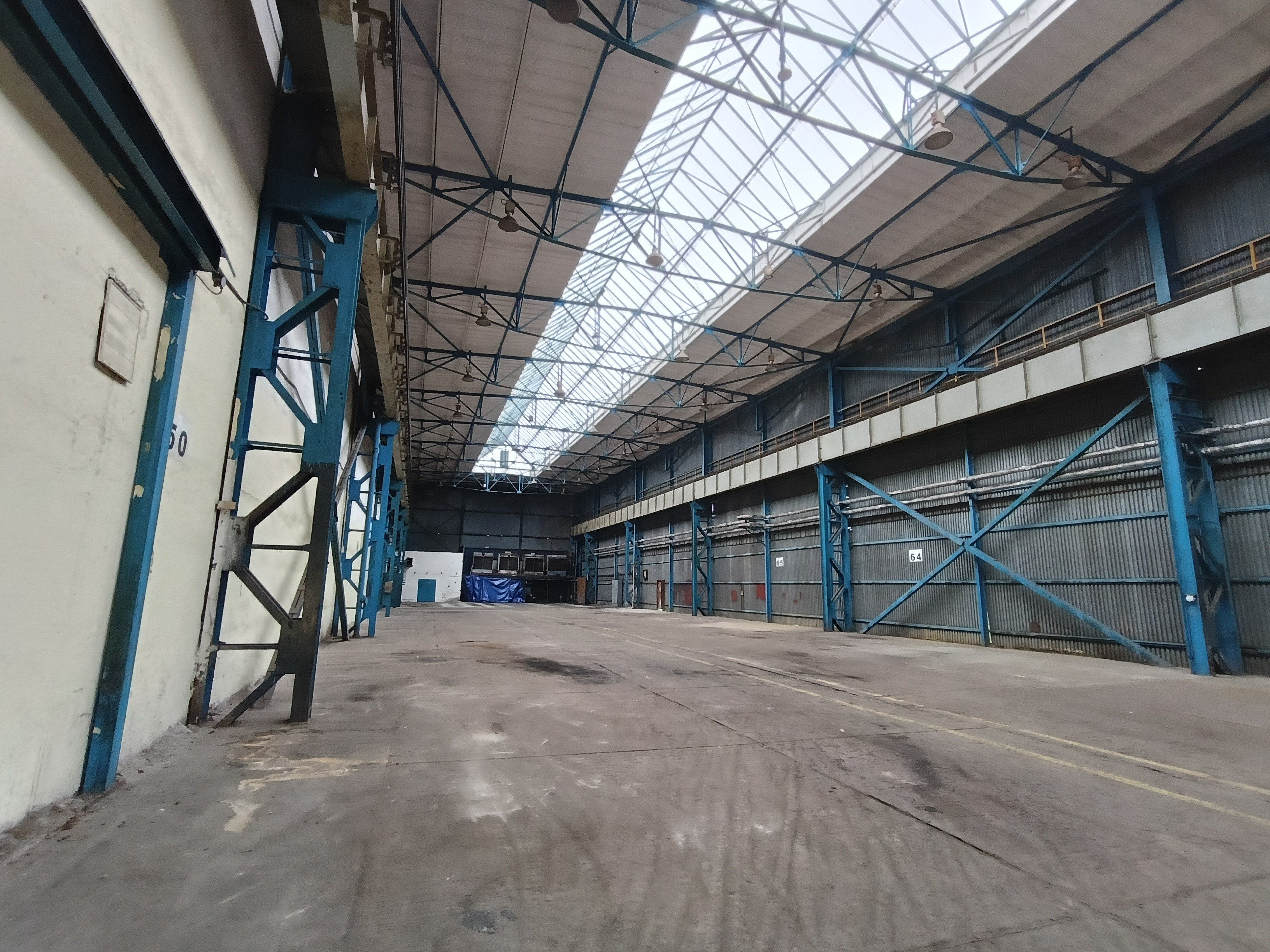 Veľká hala na prenájom-2500m2, 8t žeriav, železničná vlečka