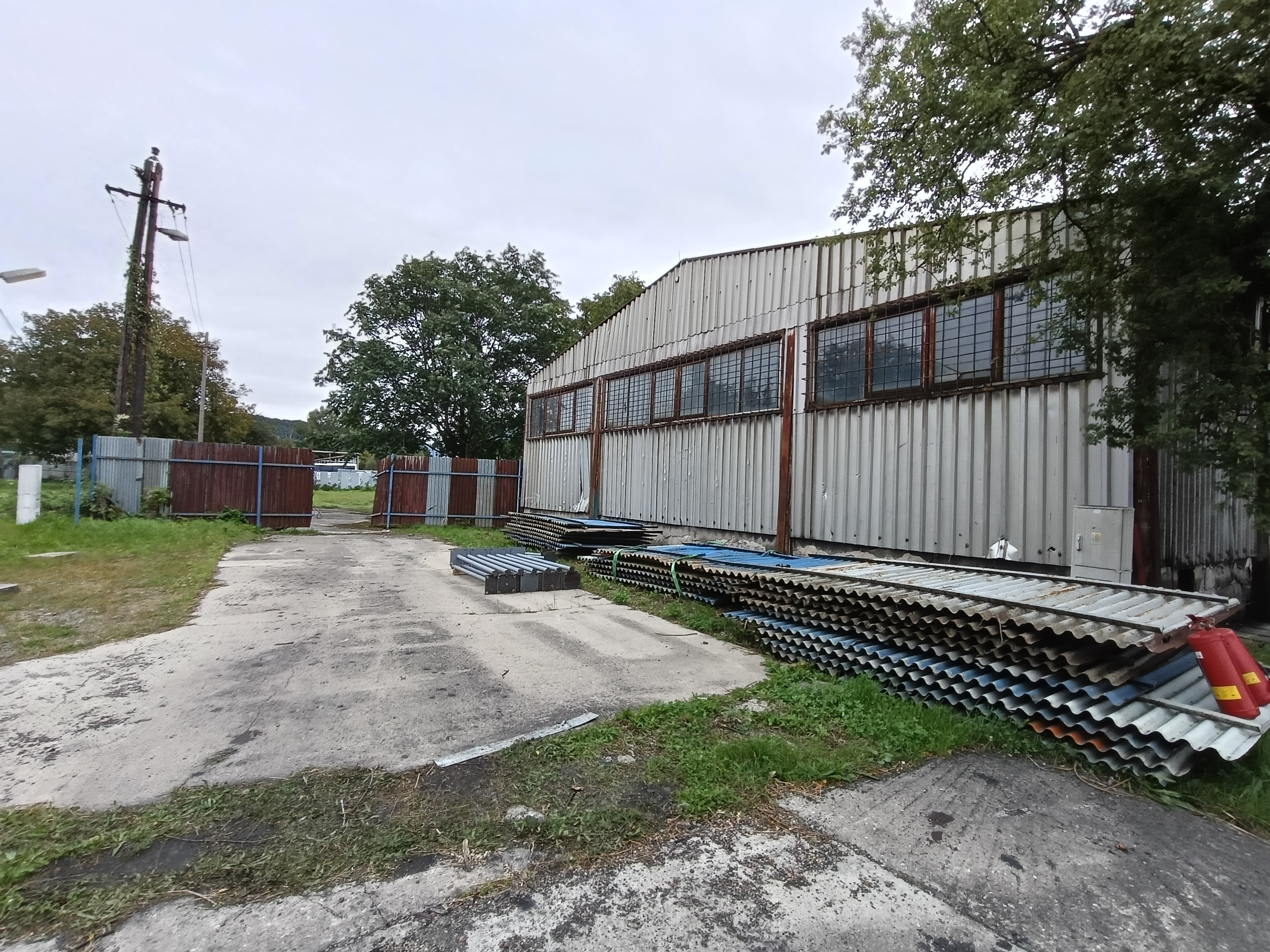 Čiastočne zateplená hala v stráženom objekte na prenájom