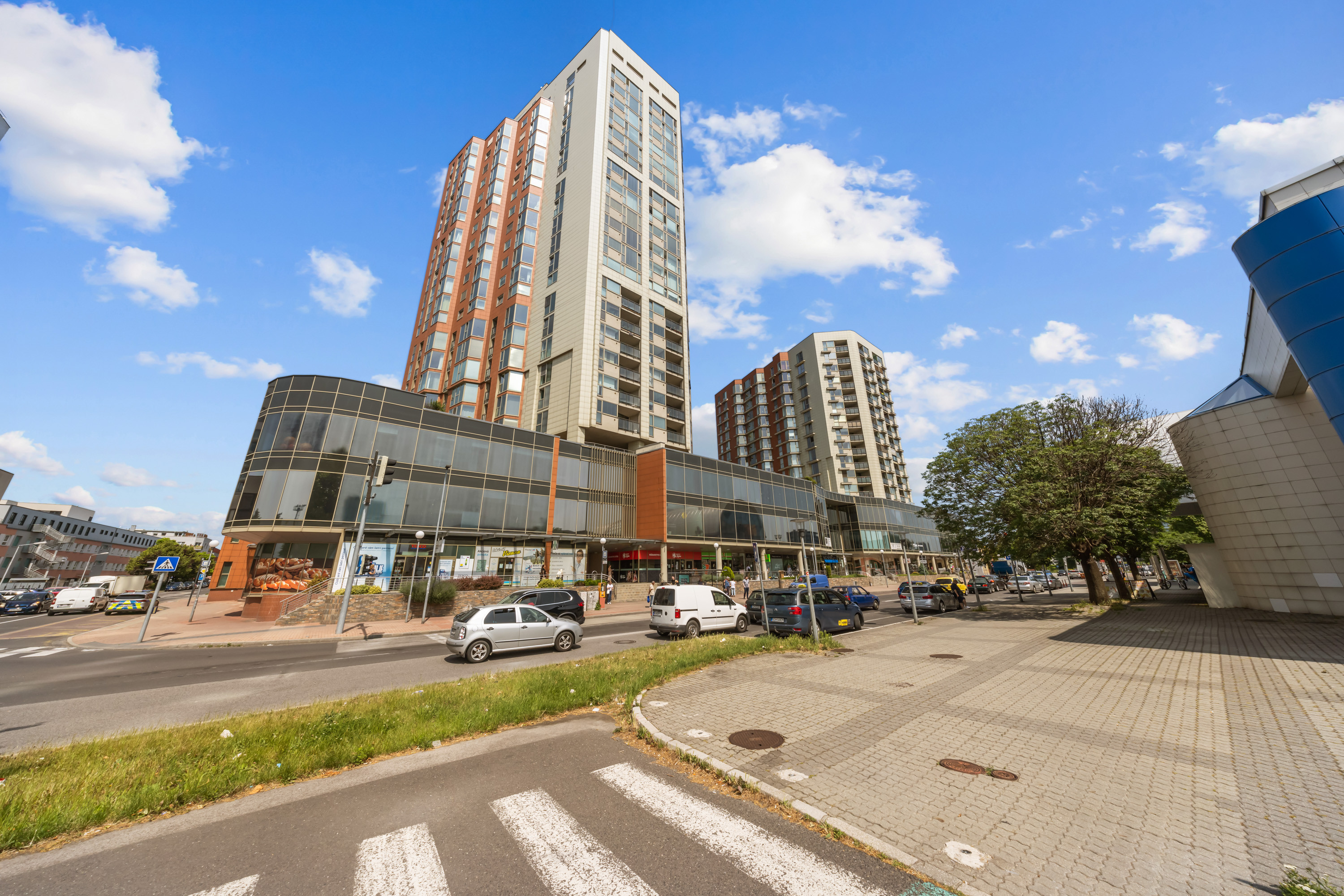 PREDAJ: 1-izbový apartmán 49 m² na začiatku Petržalky