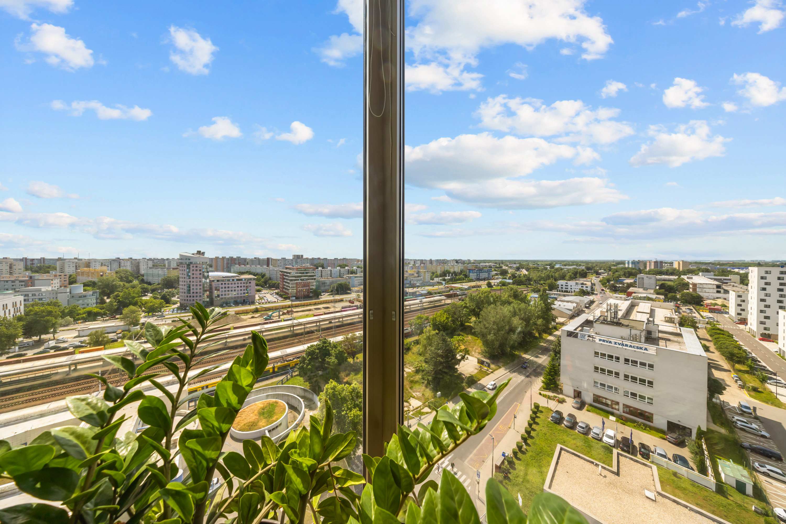 PREDAJ: 1-izbový apartmán 49 m² na začiatku Petržalky