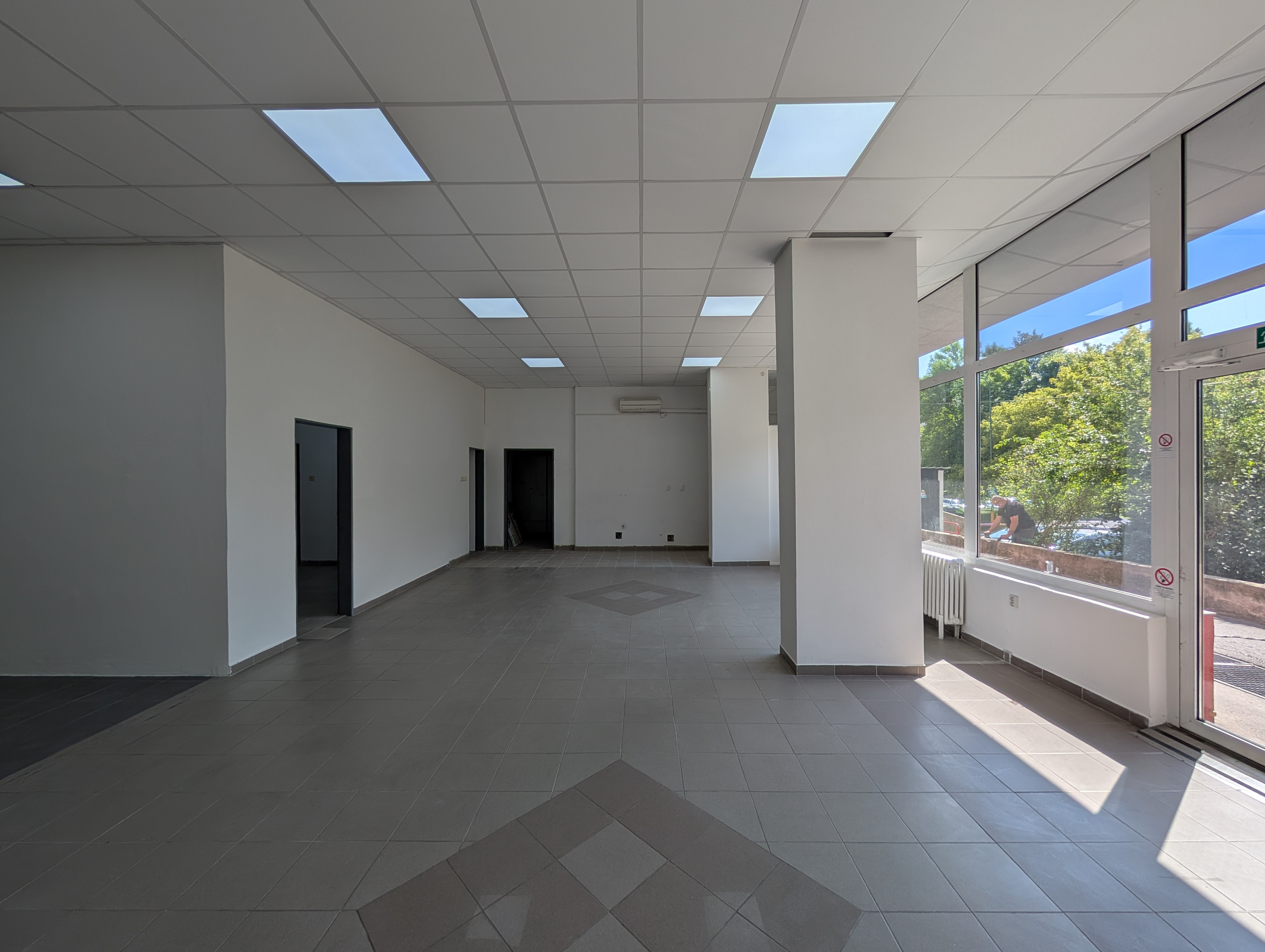 PRENÁJOM: Obchodný priestor 158 m2 v centre Petržalky (Strečnianska)