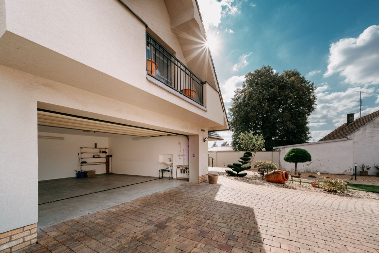 Na predaj exkluzívny 7-izbový rodinný dom s bazénom v meste Senica, ul. Rovenská.