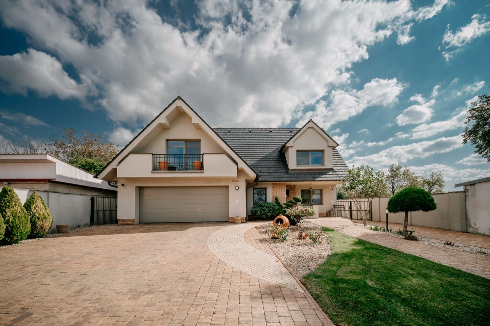 Na predaj exkluzívny 7-izbový rodinný dom s bazénom v meste Senica, ul. Rovenská.