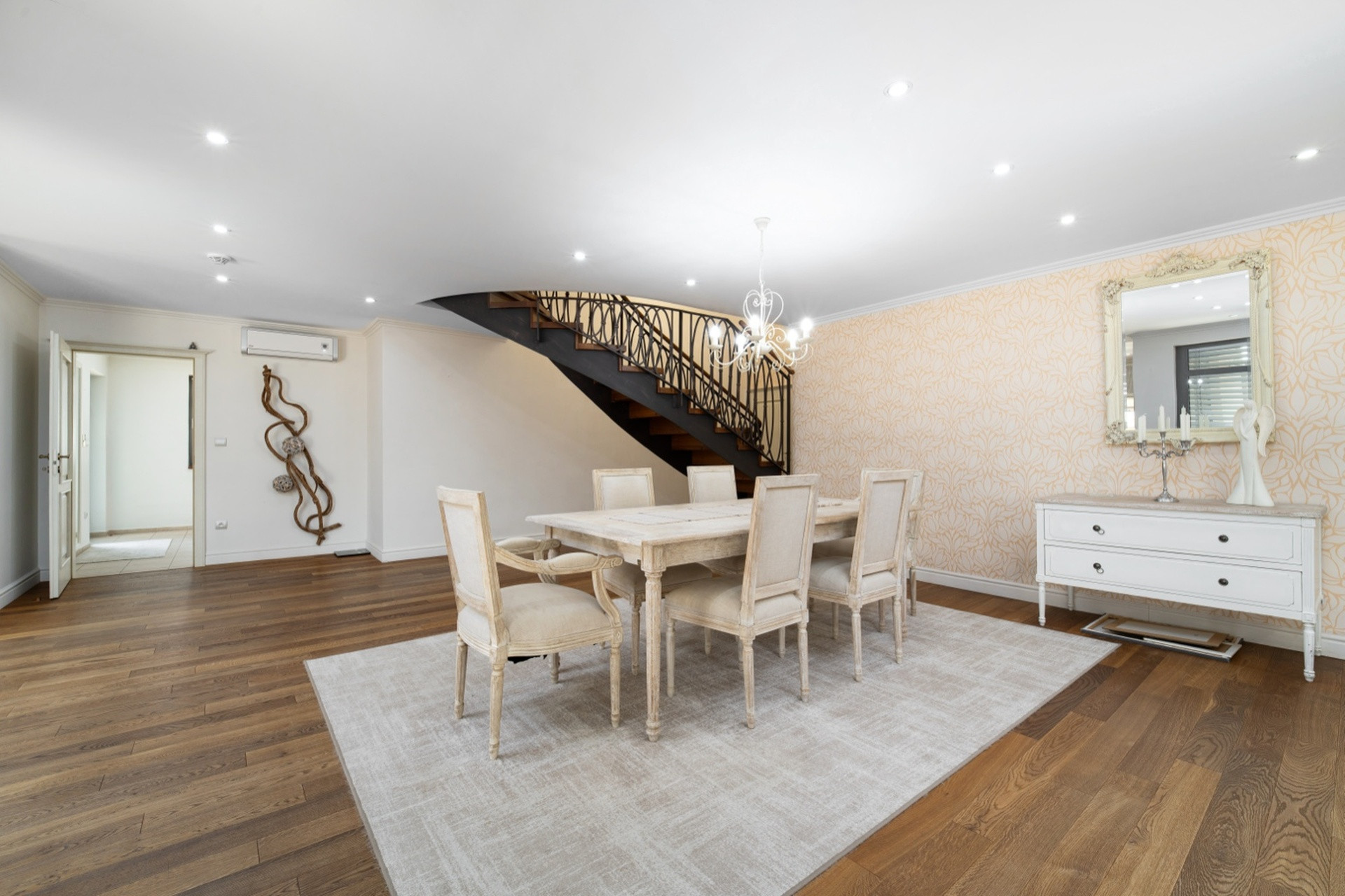 Na predaj exkluzívny 7-izbový rodinný dom s bazénom v meste Senica, ul. Rovenská.