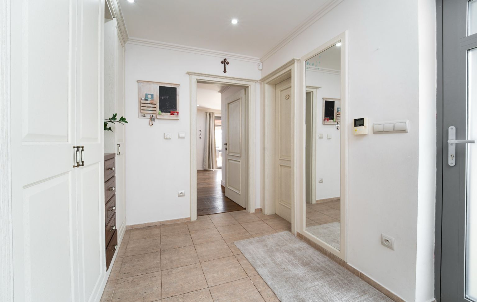 Na predaj exkluzívny 7-izbový rodinný dom s bazénom v meste Senica, ul. Rovenská.