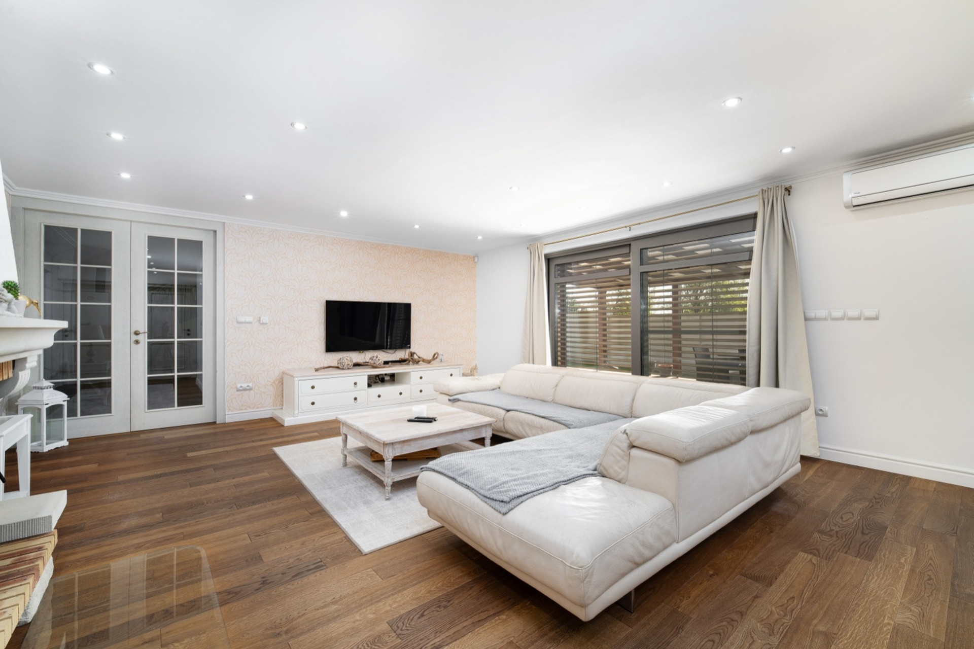 Na predaj exkluzívny 7-izbový rodinný dom s bazénom v meste Senica, ul. Rovenská.