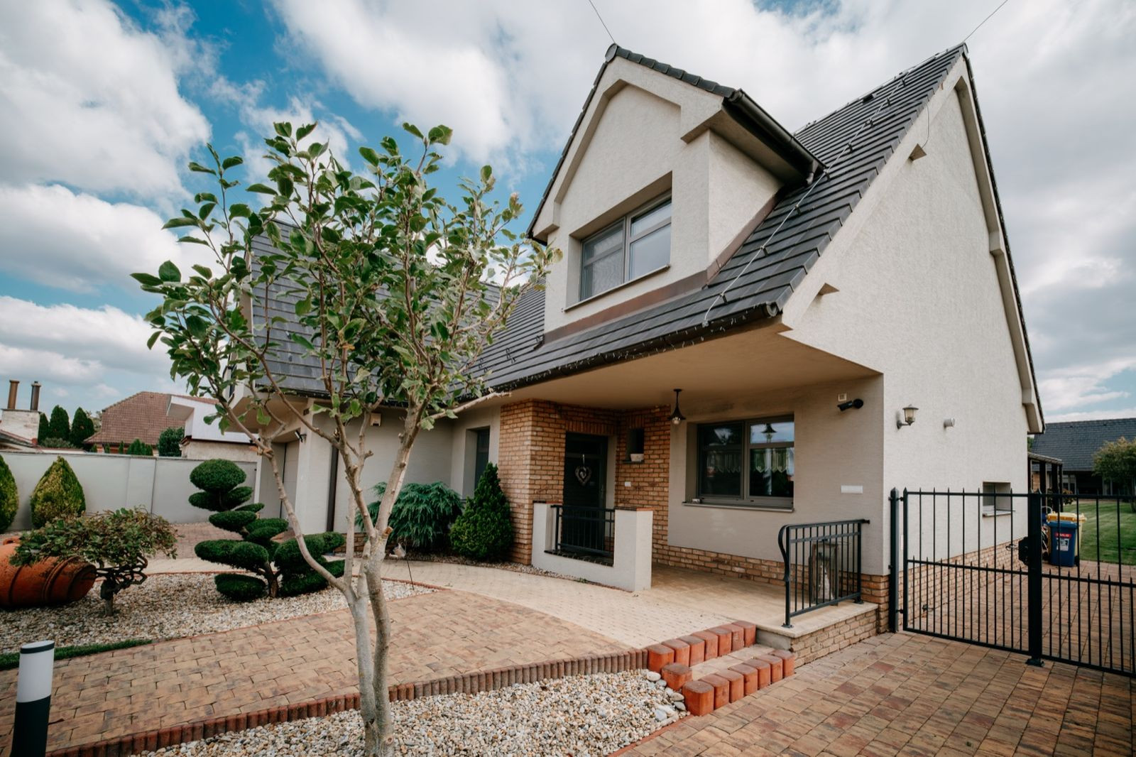 Na predaj exkluzívny 7-izbový rodinný dom s bazénom v meste Senica, ul. Rovenská.