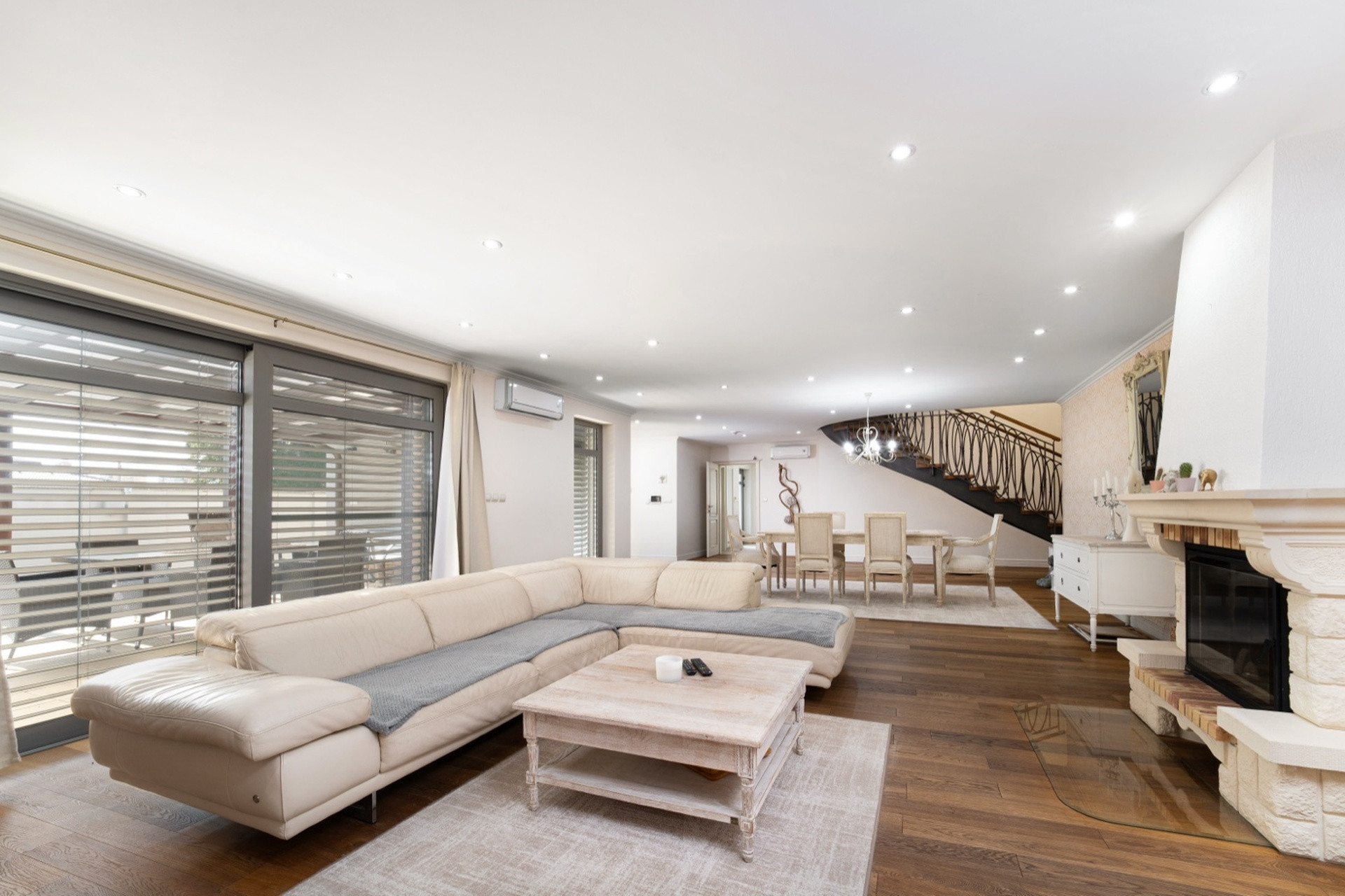 Na predaj exkluzívny 7-izbový rodinný dom s bazénom v meste Senica, ul. Rovenská.