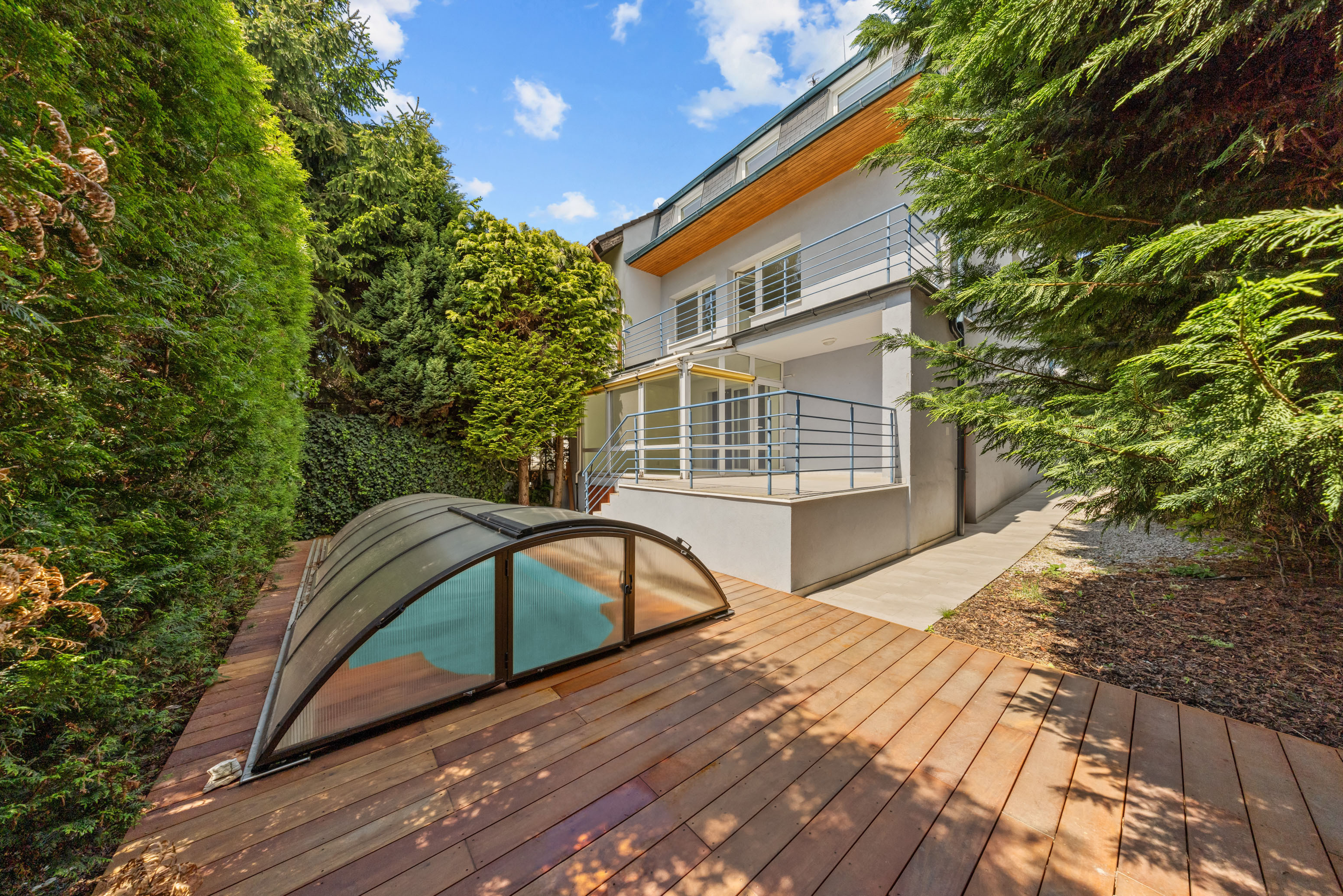 Predaj priestranného 4 izbového rodinného domu s bazénom na Kolibe