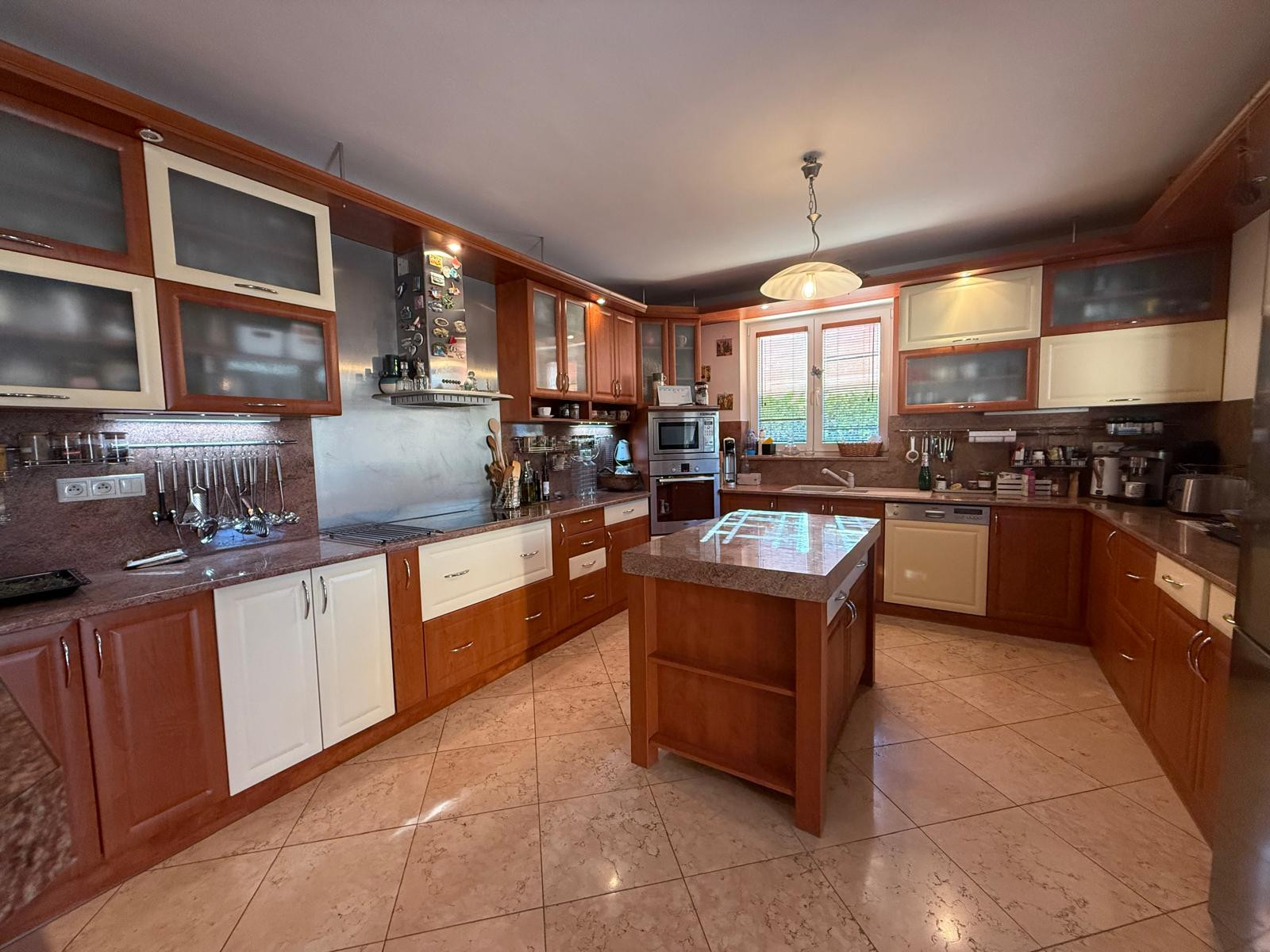 Na predaj 5-izbový rodinný dom s veľkorysou záhradou a bazénom v Podunajských Biskupiciach