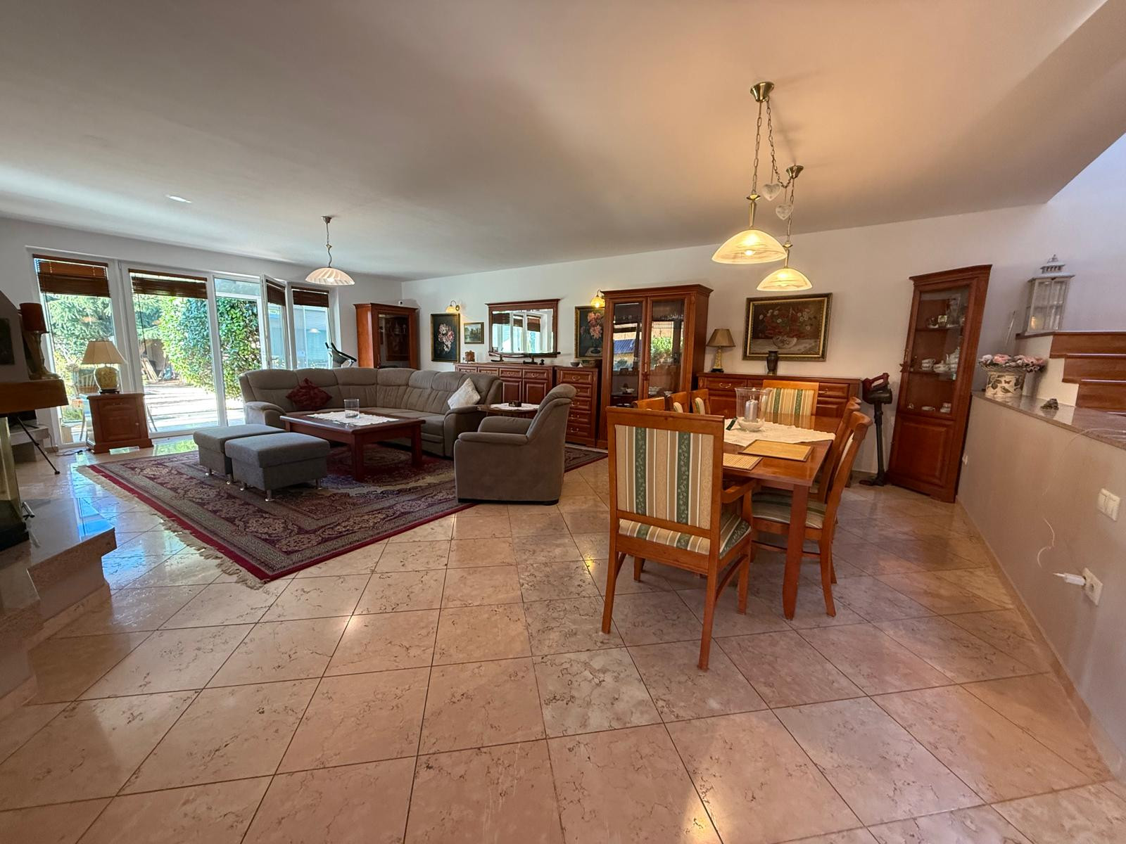 Na predaj 5-izbový rodinný dom s veľkorysou záhradou a bazénom v Podunajských Biskupiciach