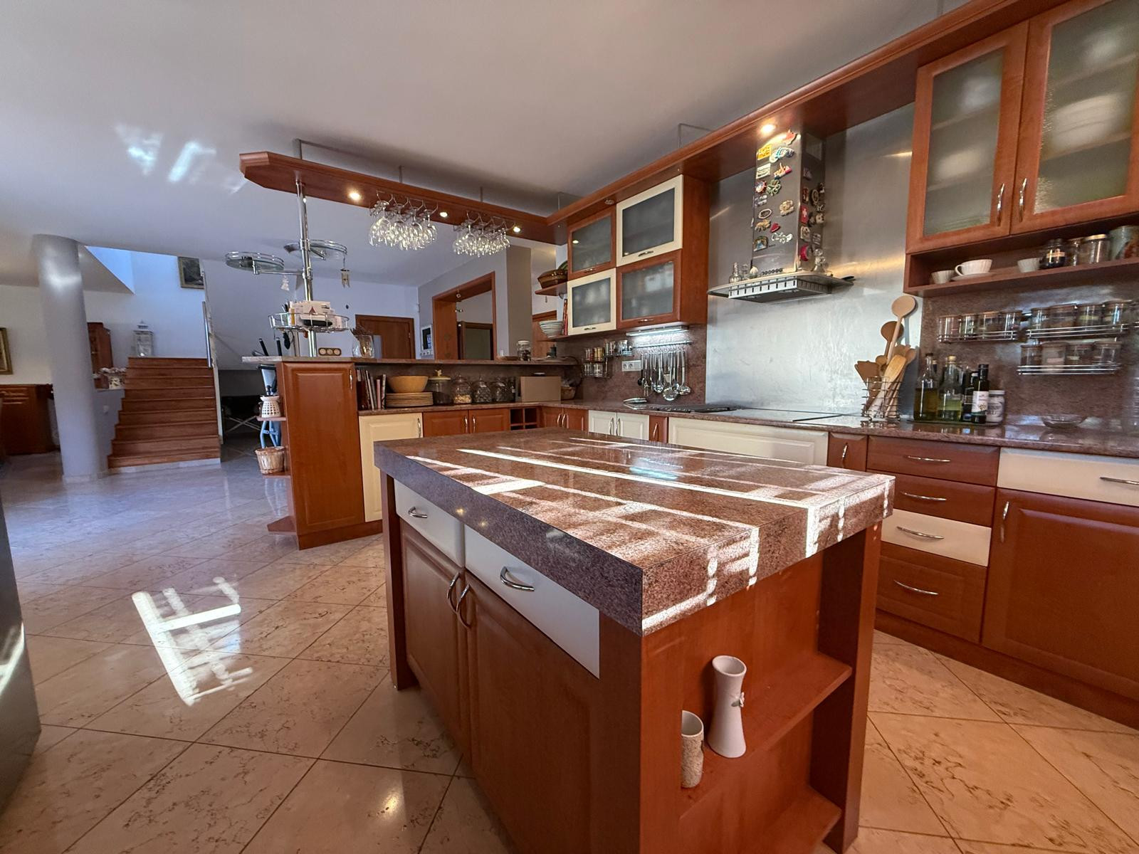 Na predaj 5-izbový rodinný dom s veľkorysou záhradou a bazénom v Podunajských Biskupiciach