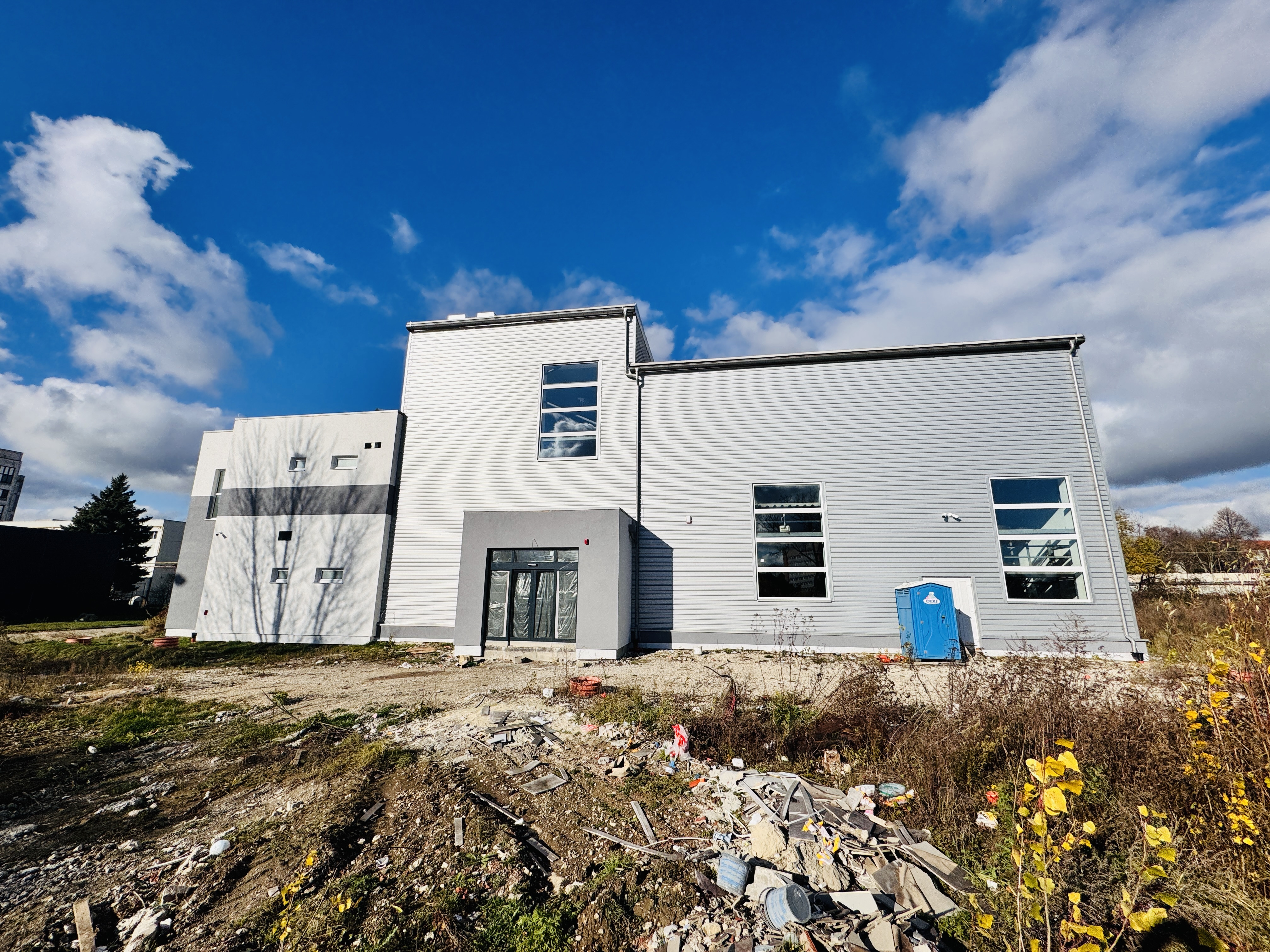 NA PREDAJ: Moderná komerčná budova vo fáze finalizácie – Senica.