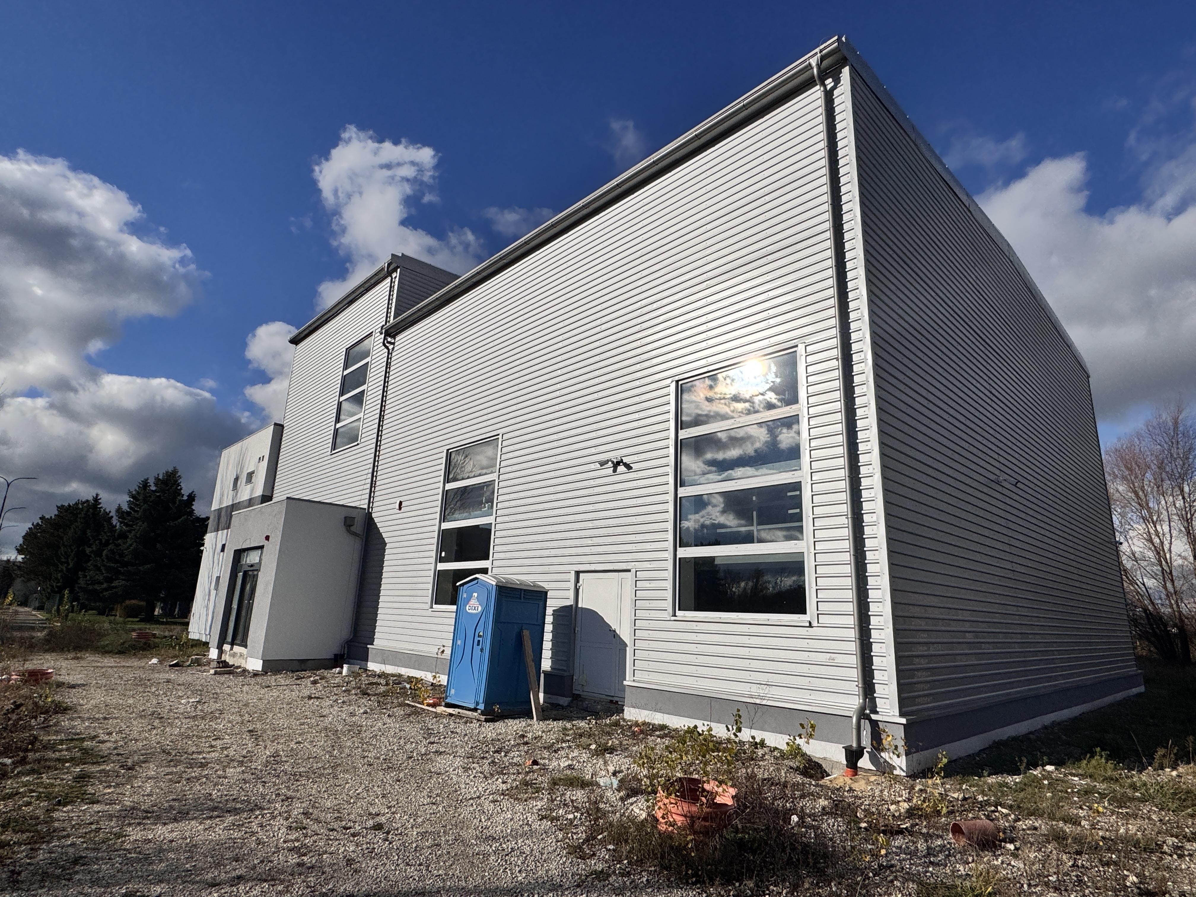 NA PREDAJ: Moderná komerčná budova vo fáze finalizácie – Senica.