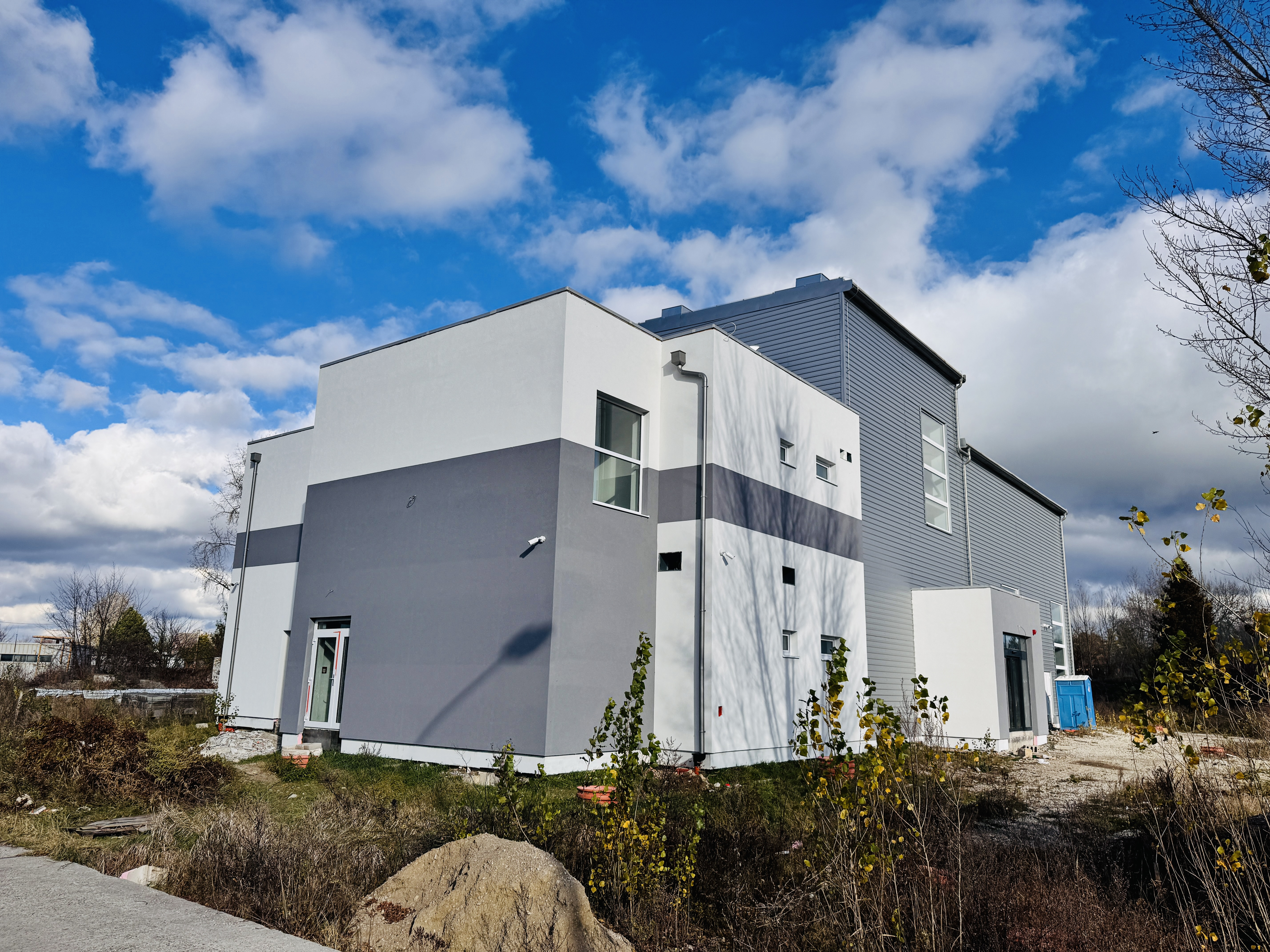 NA PREDAJ: Moderná komerčná budova vo fáze finalizácie – Senica.