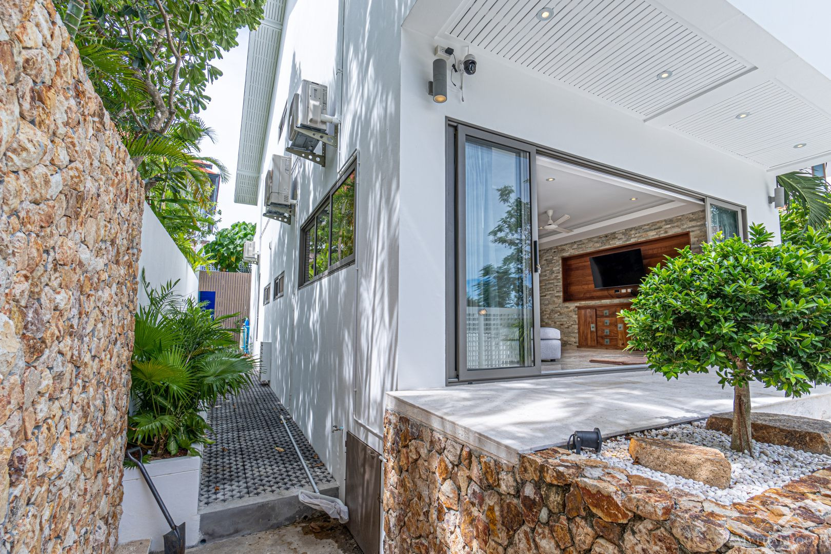 Luxusná 4-izbová vila z travertínu na predaj v Chaweng Noi, Koh Samui