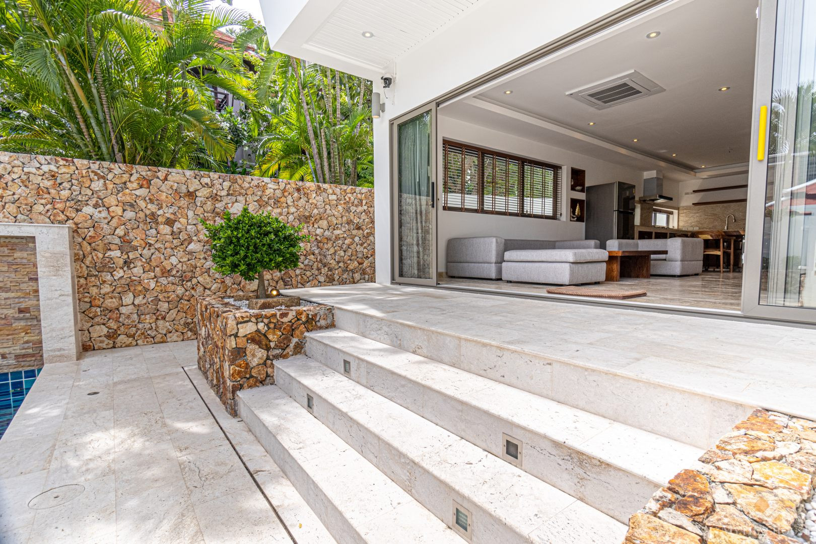 Luxusná 4-izbová vila z travertínu na predaj v Chaweng Noi, Koh Samui