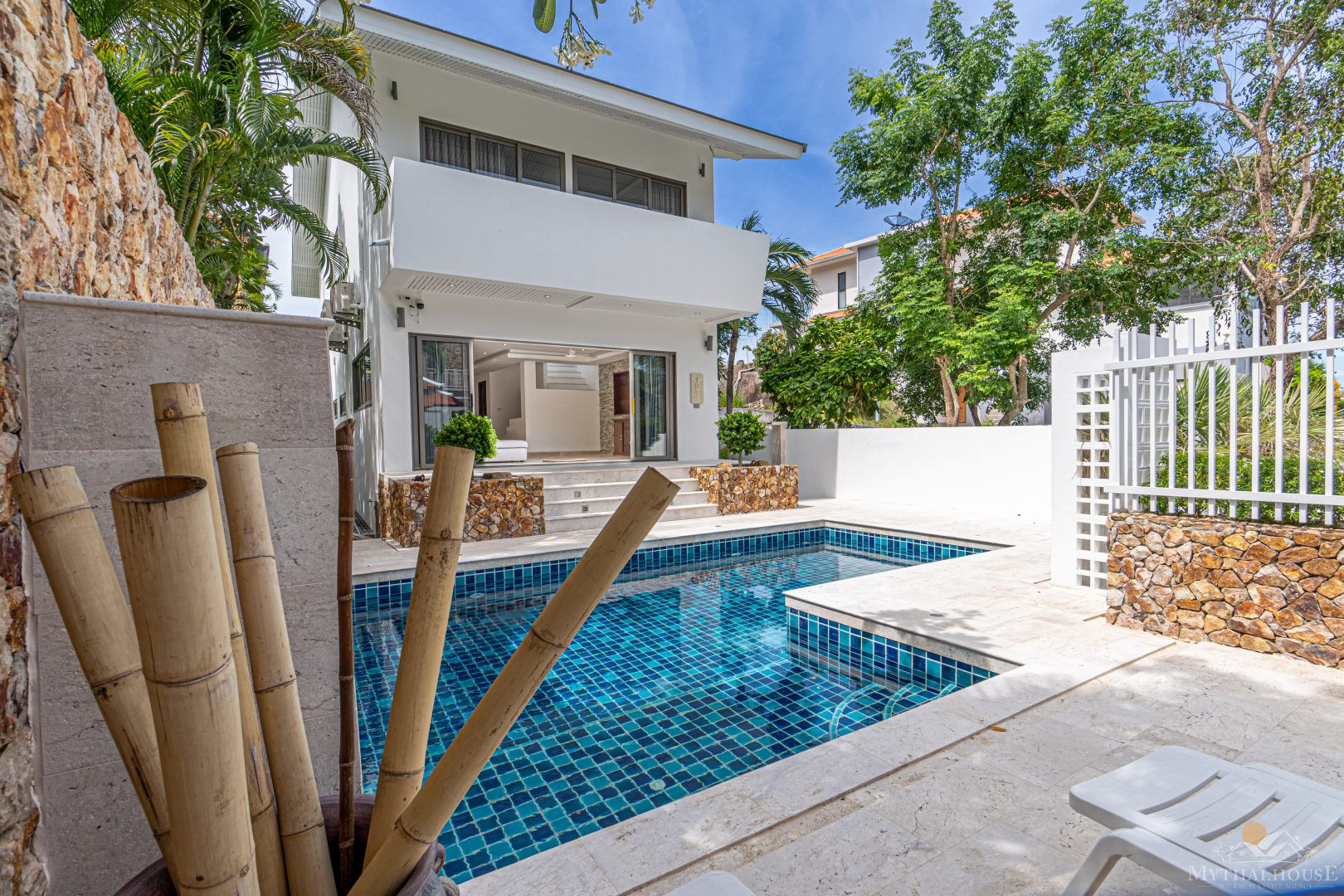 Luxusná 4-izbová vila z travertínu na predaj v Chaweng Noi, Koh Samui