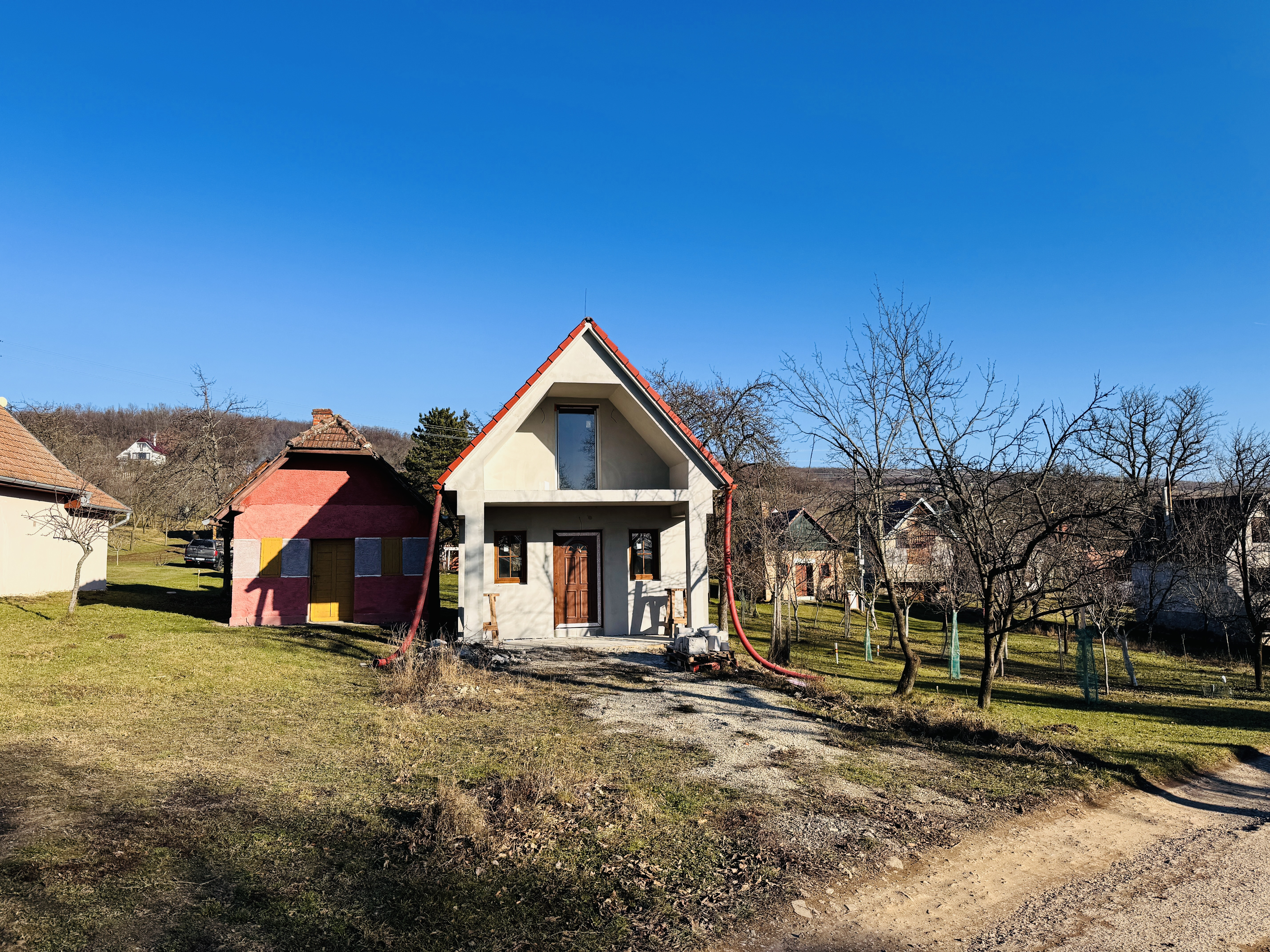 Na predaj rozostavaná poschodová vinohradnícka chatka v okrese Skalica – Radošovské vinohrady.
