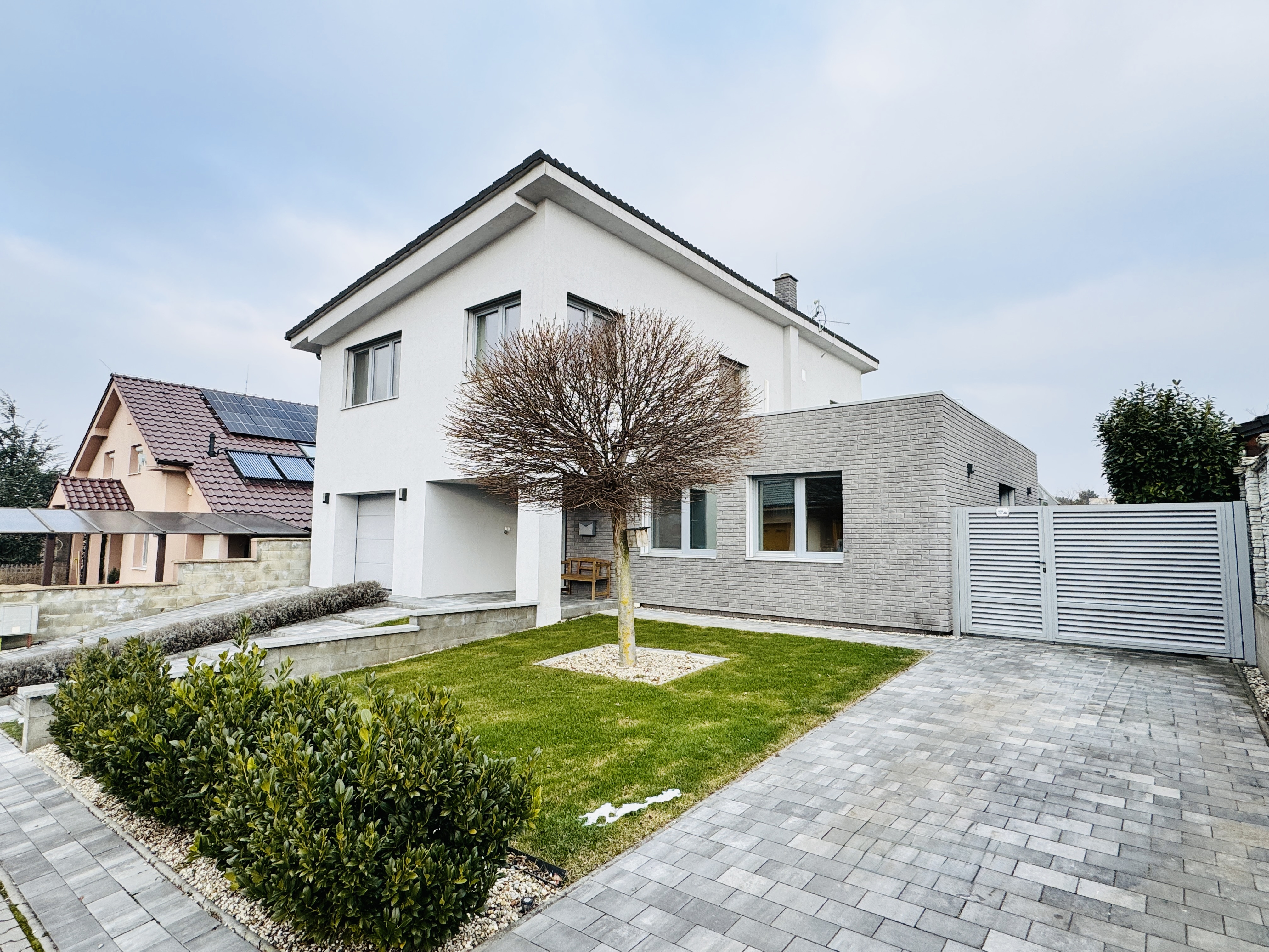 Moderný 5-izbový dom s bazénom a garážou.