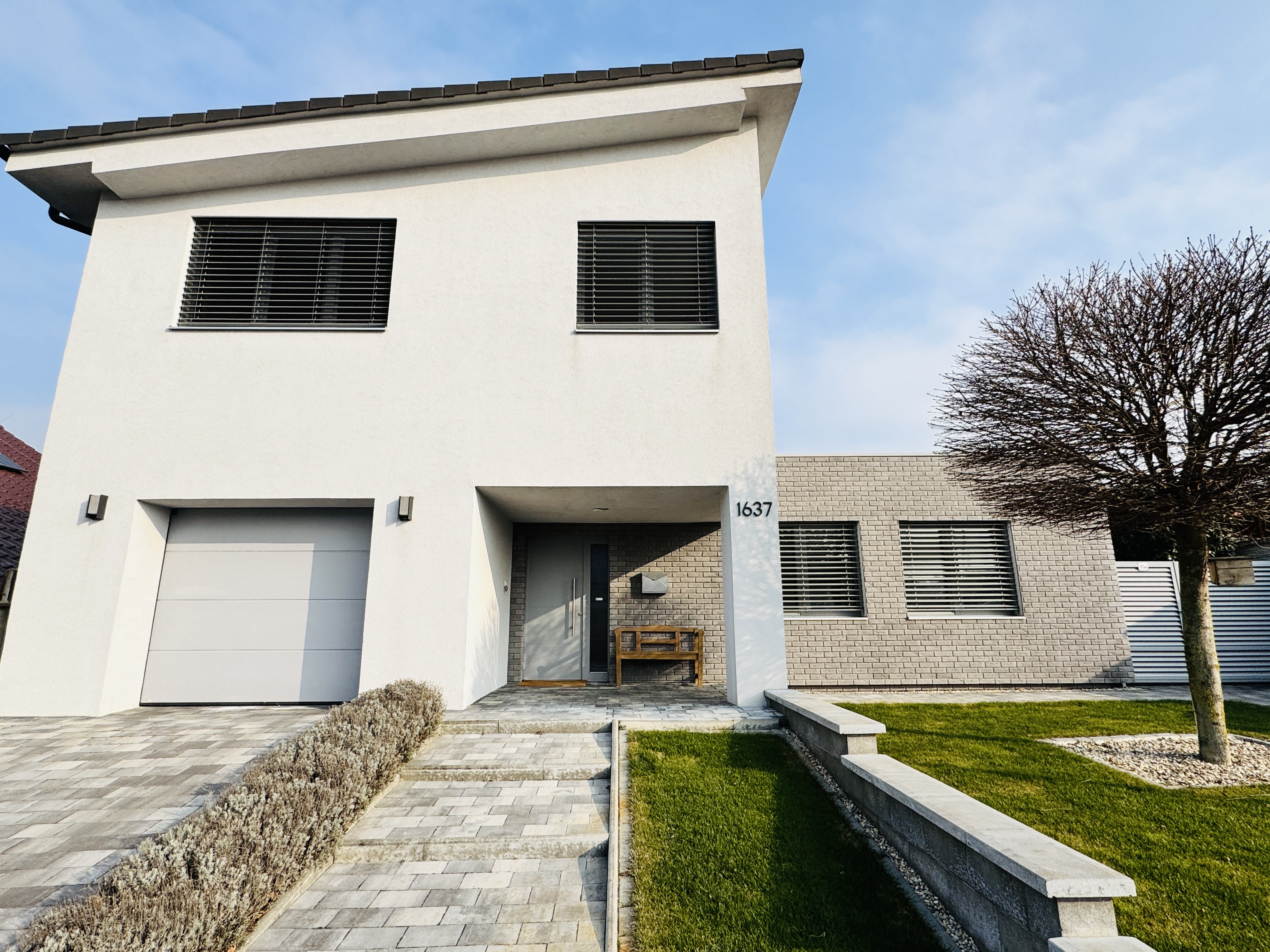 Moderný 5-izbový dom s bazénom a garážou.