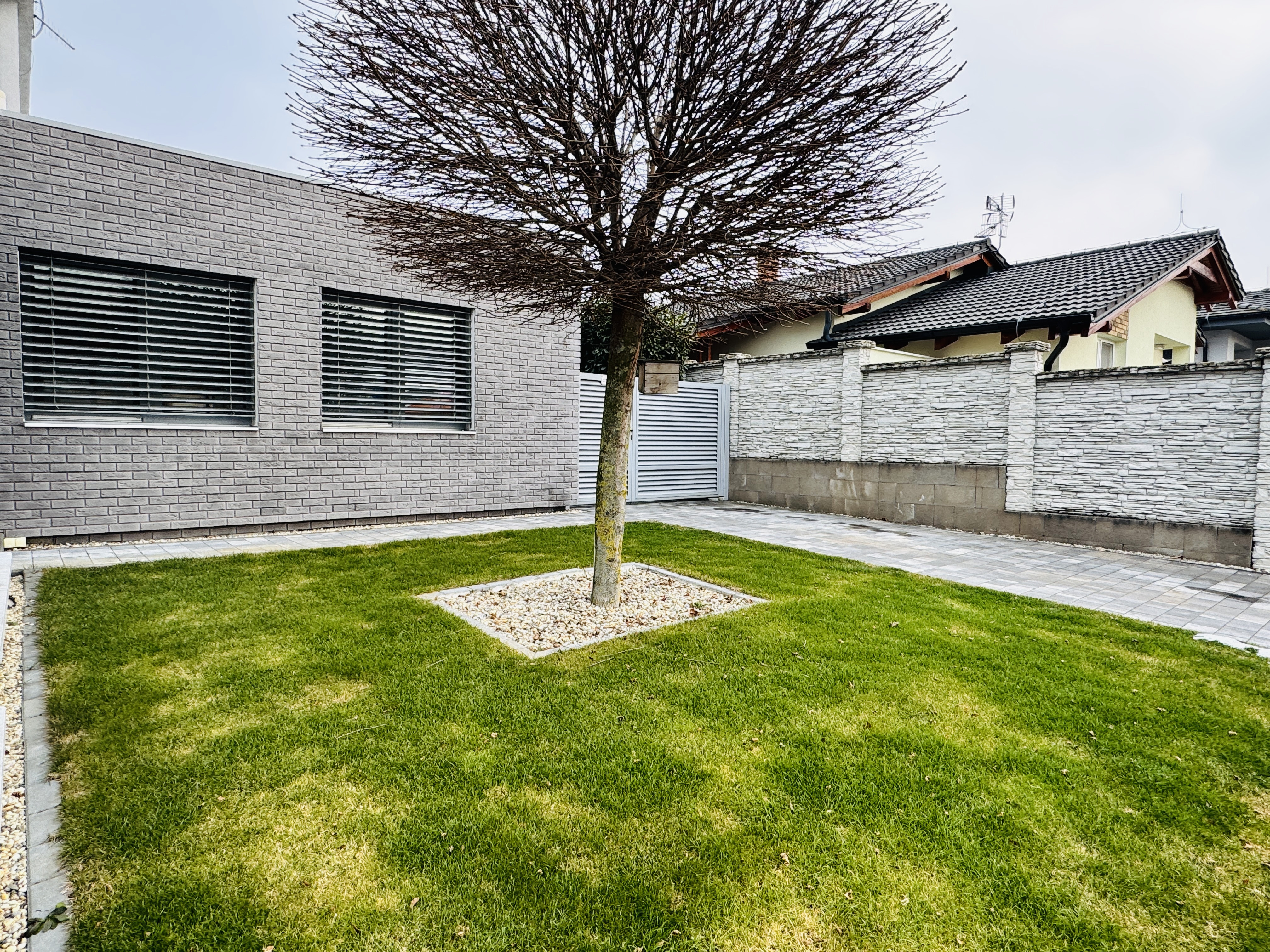 Moderný 5-izbový dom s bazénom a garážou.