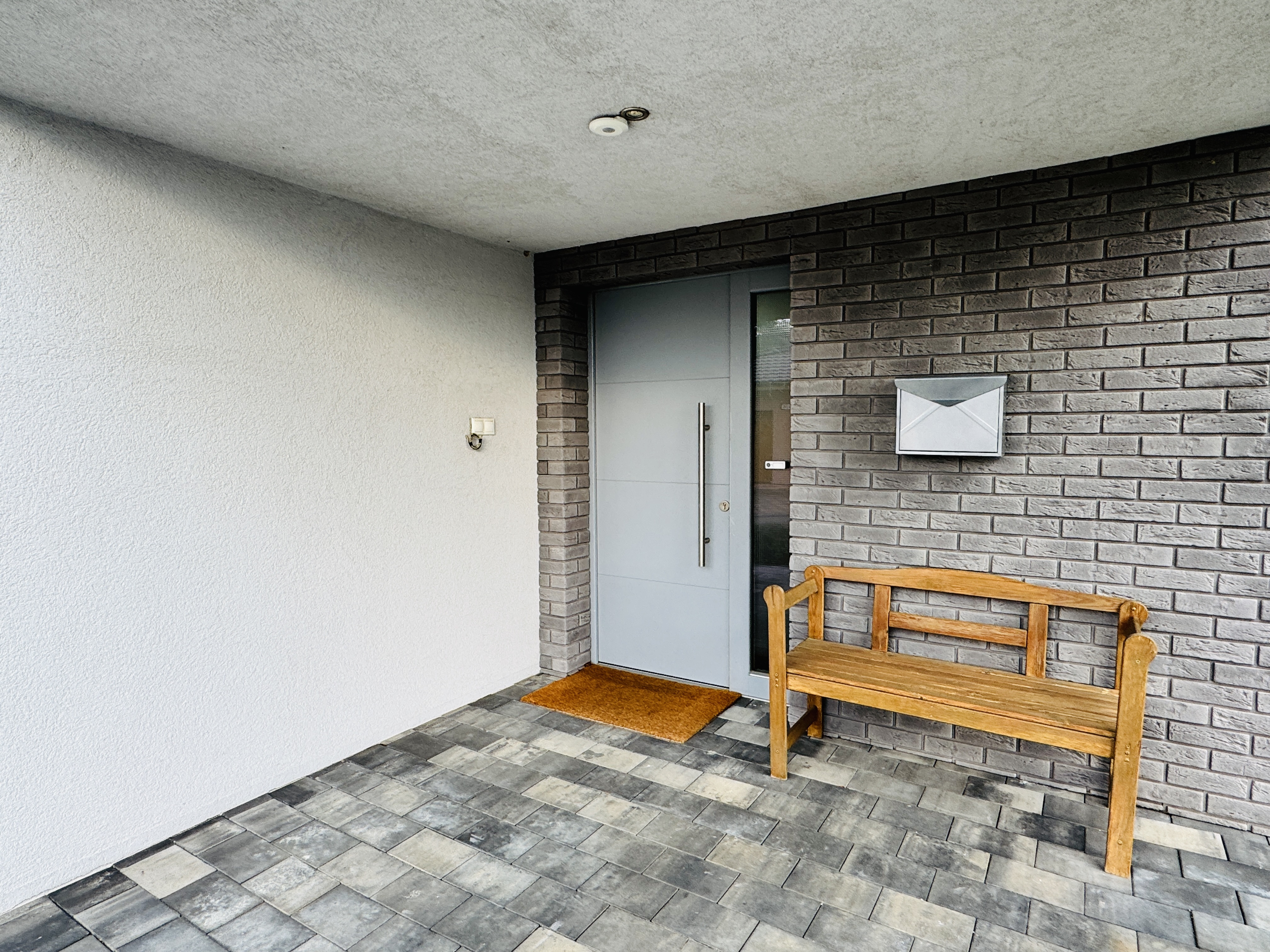 Moderný 5-izbový dom s bazénom a garážou.