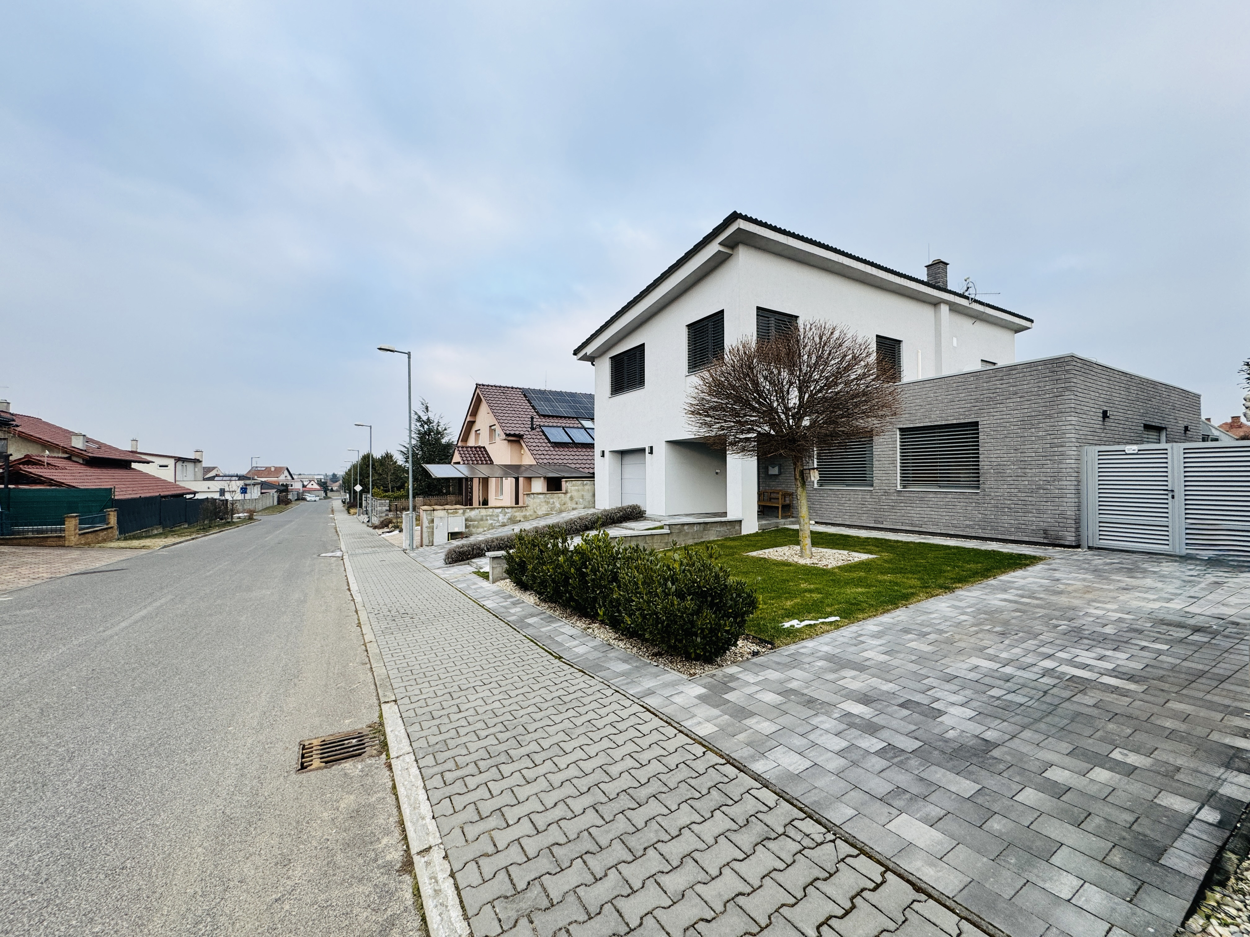 Moderný 5-izbový dom s bazénom a garážou.