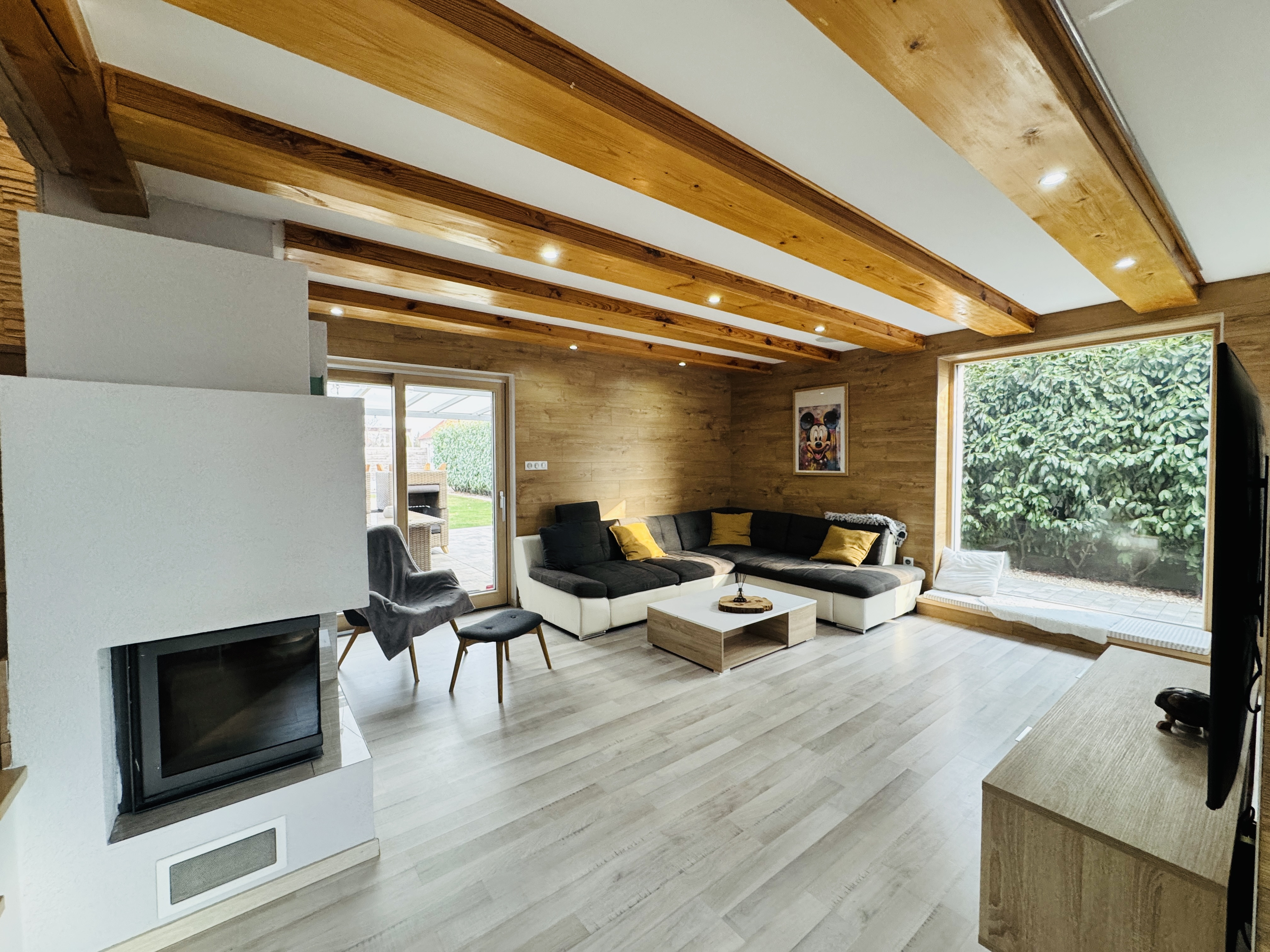 Moderný 5-izbový dom s bazénom a garážou.