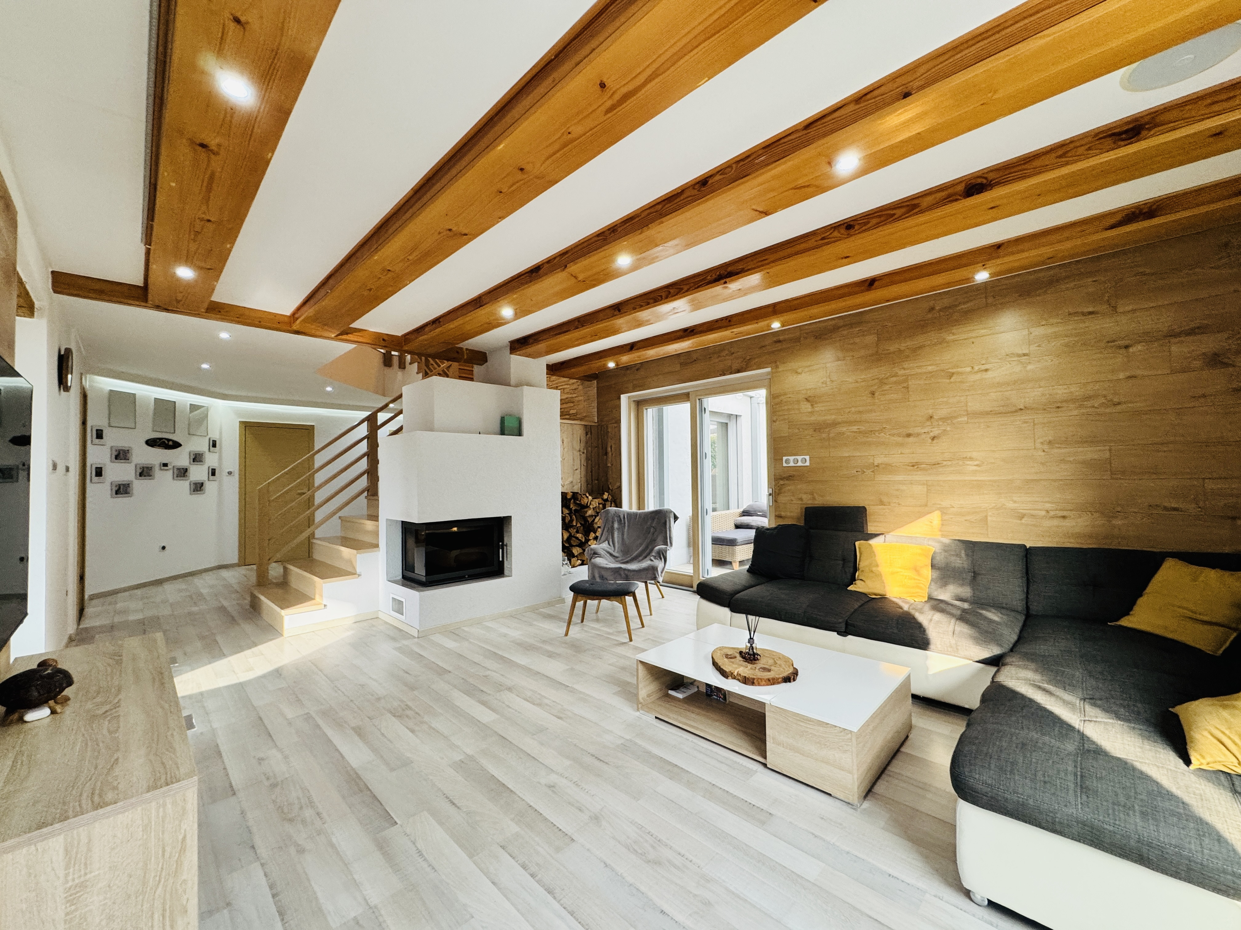 Moderný 5-izbový dom s bazénom a garážou.