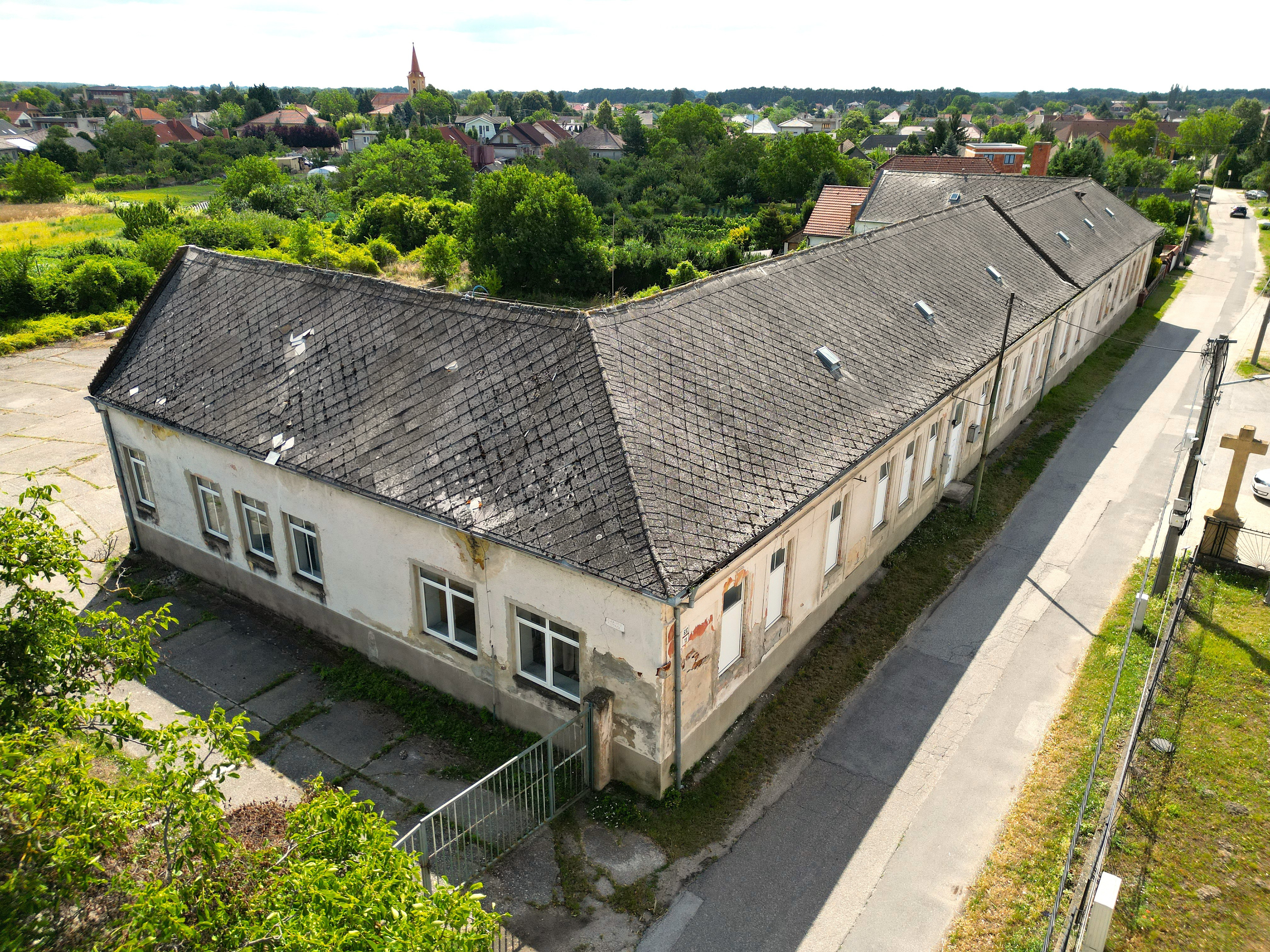 Areál v centre obce Jelka  – 5287 m²