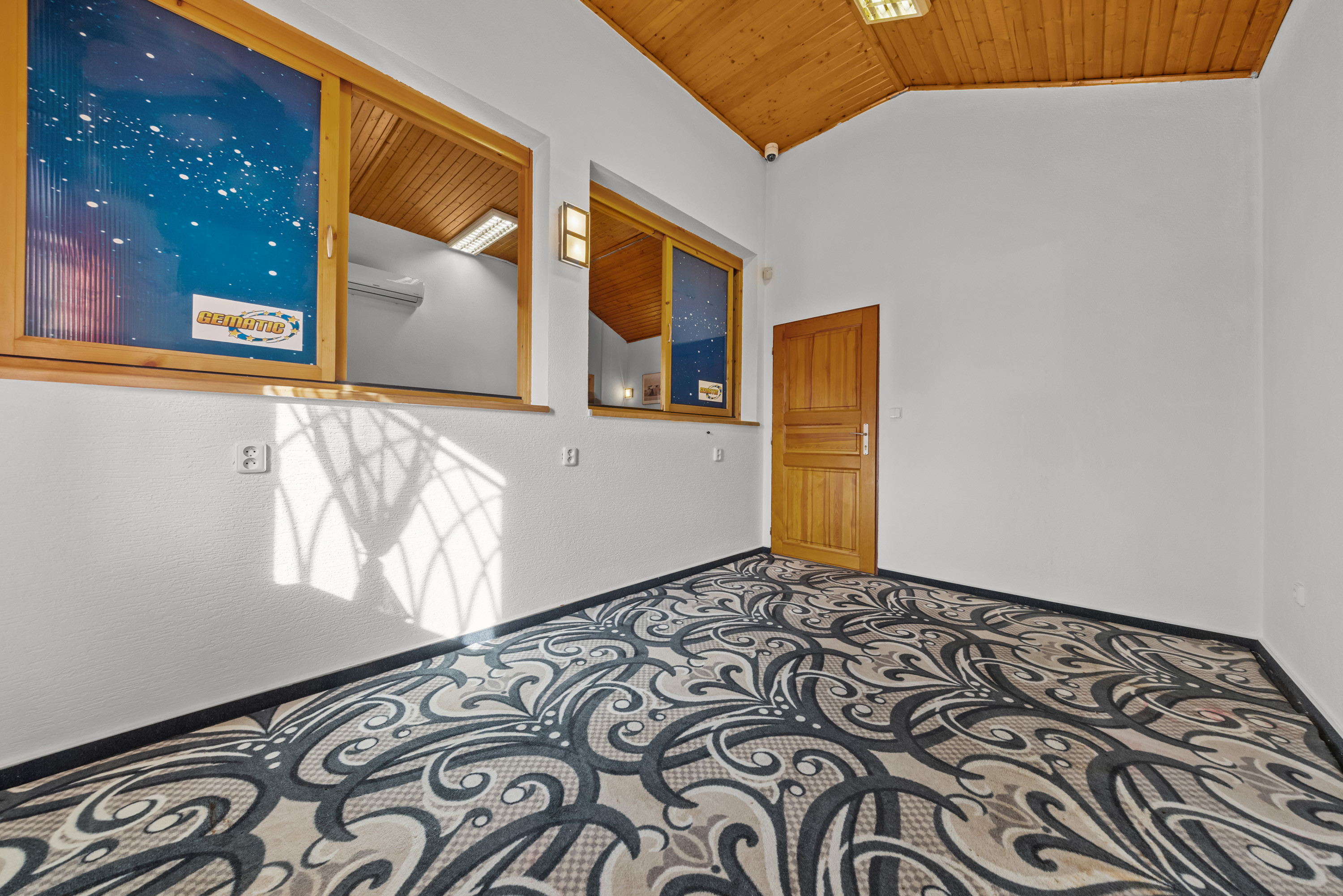 PREDAJ KOMERČNÉHO PRIESTORU, ROHOVCE (25 min. Bratislava R7)