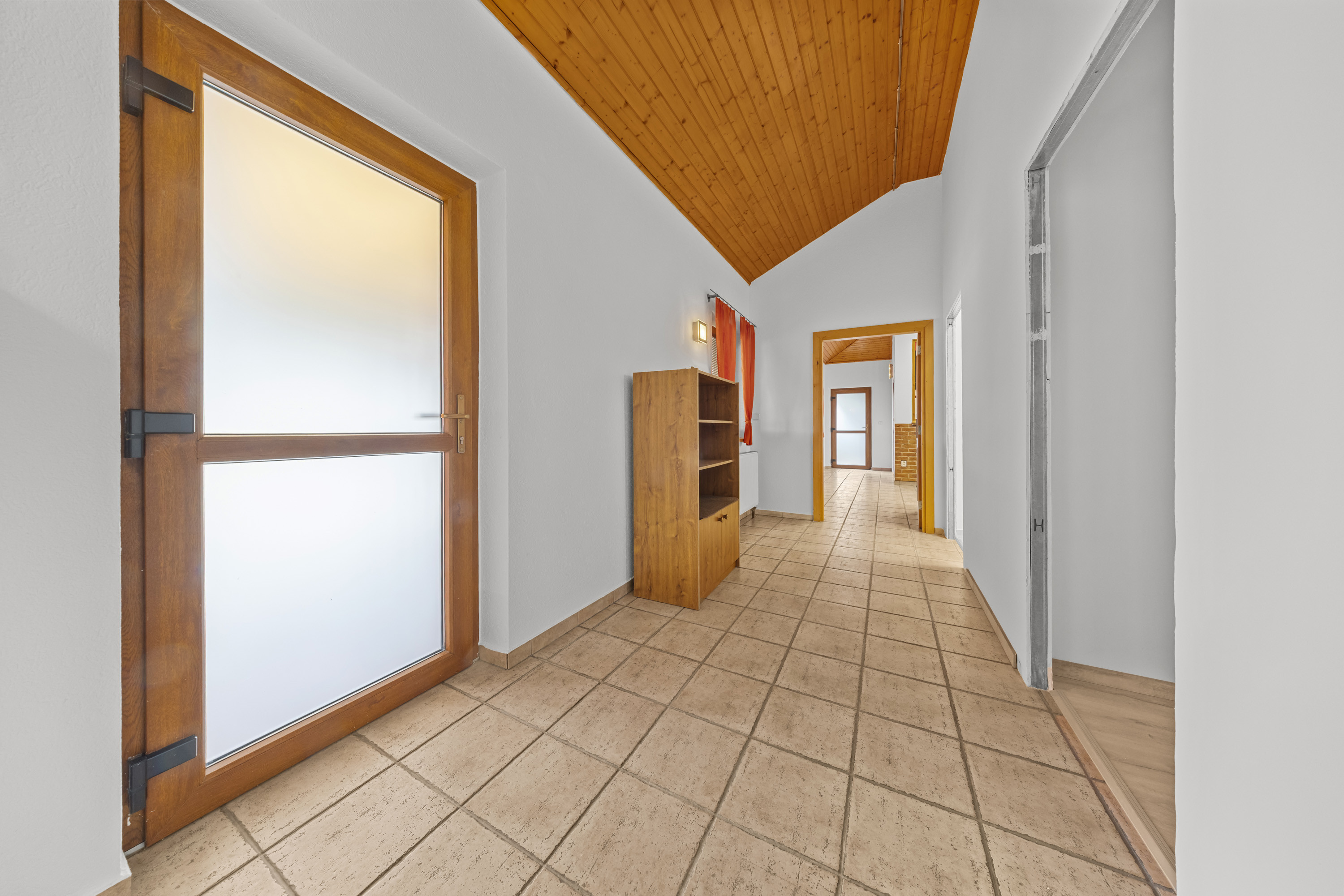 PREDAJ KOMERČNÉHO PRIESTORU, ROHOVCE (25 min. Bratislava R7)