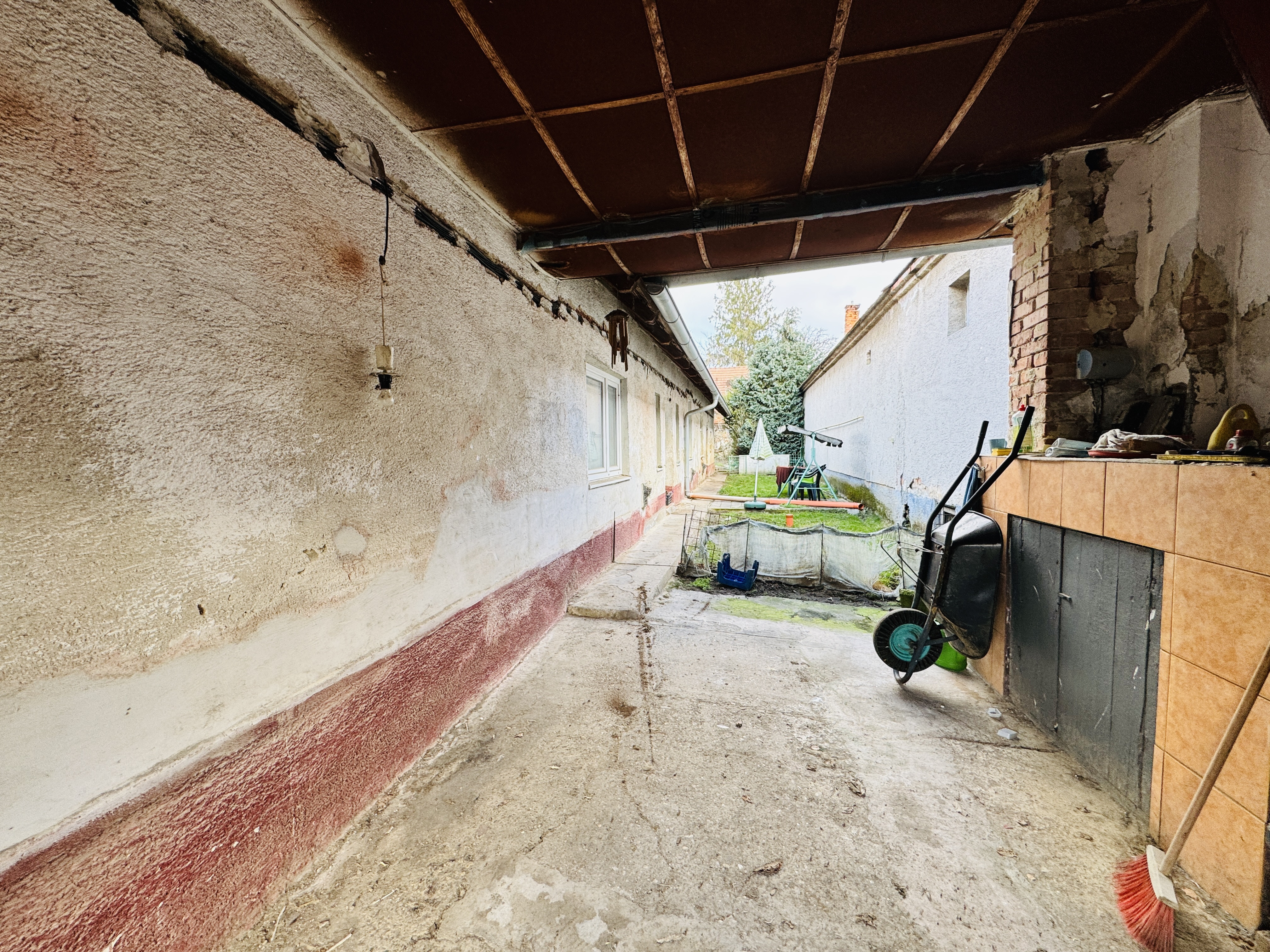 3-izbový rodinný dom s dvorom a stodolou – Petrova Ves, okres Skalica.