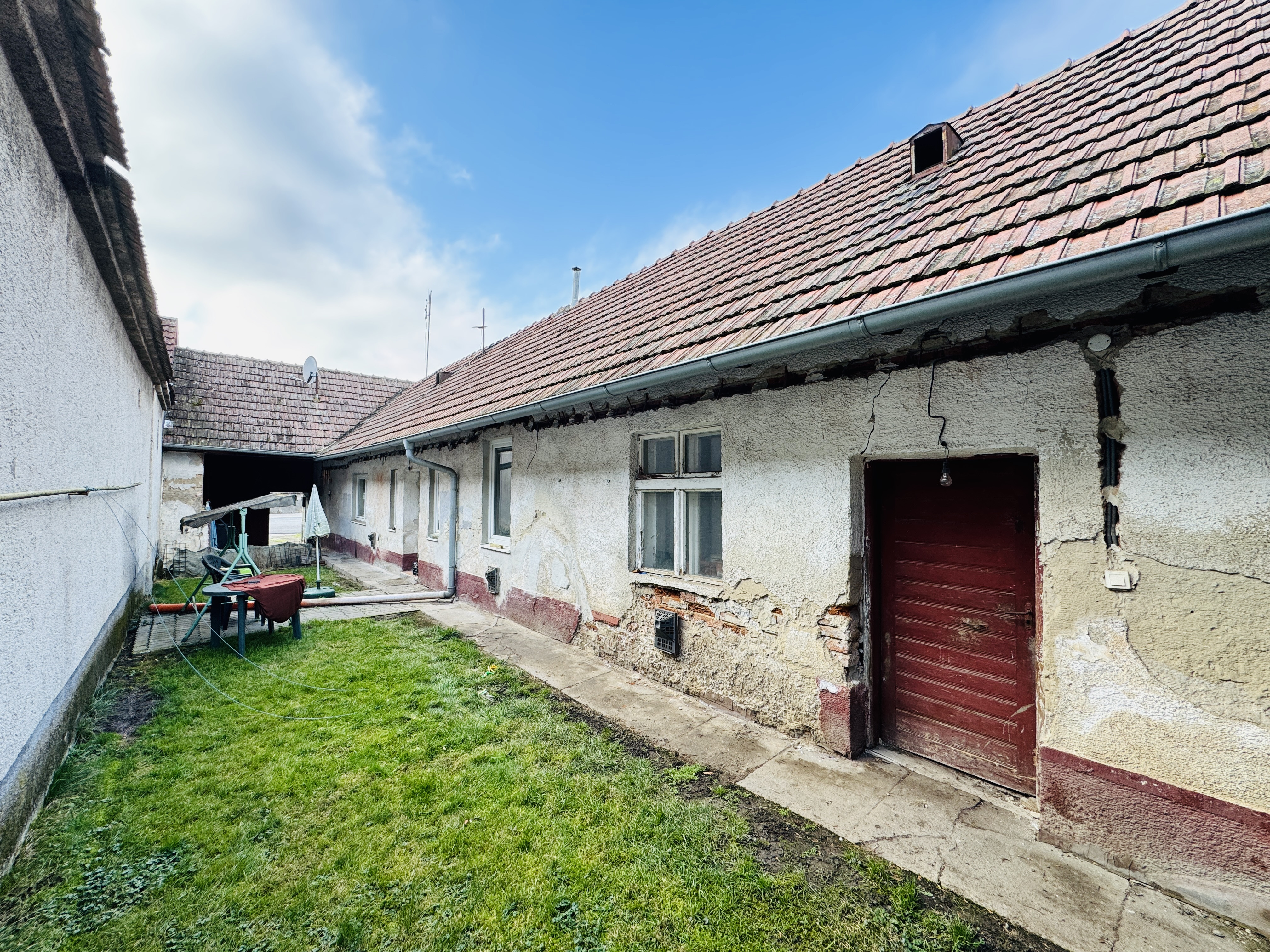 3-izbový rodinný dom s dvorom a stodolou – Petrova Ves, okres Skalica.