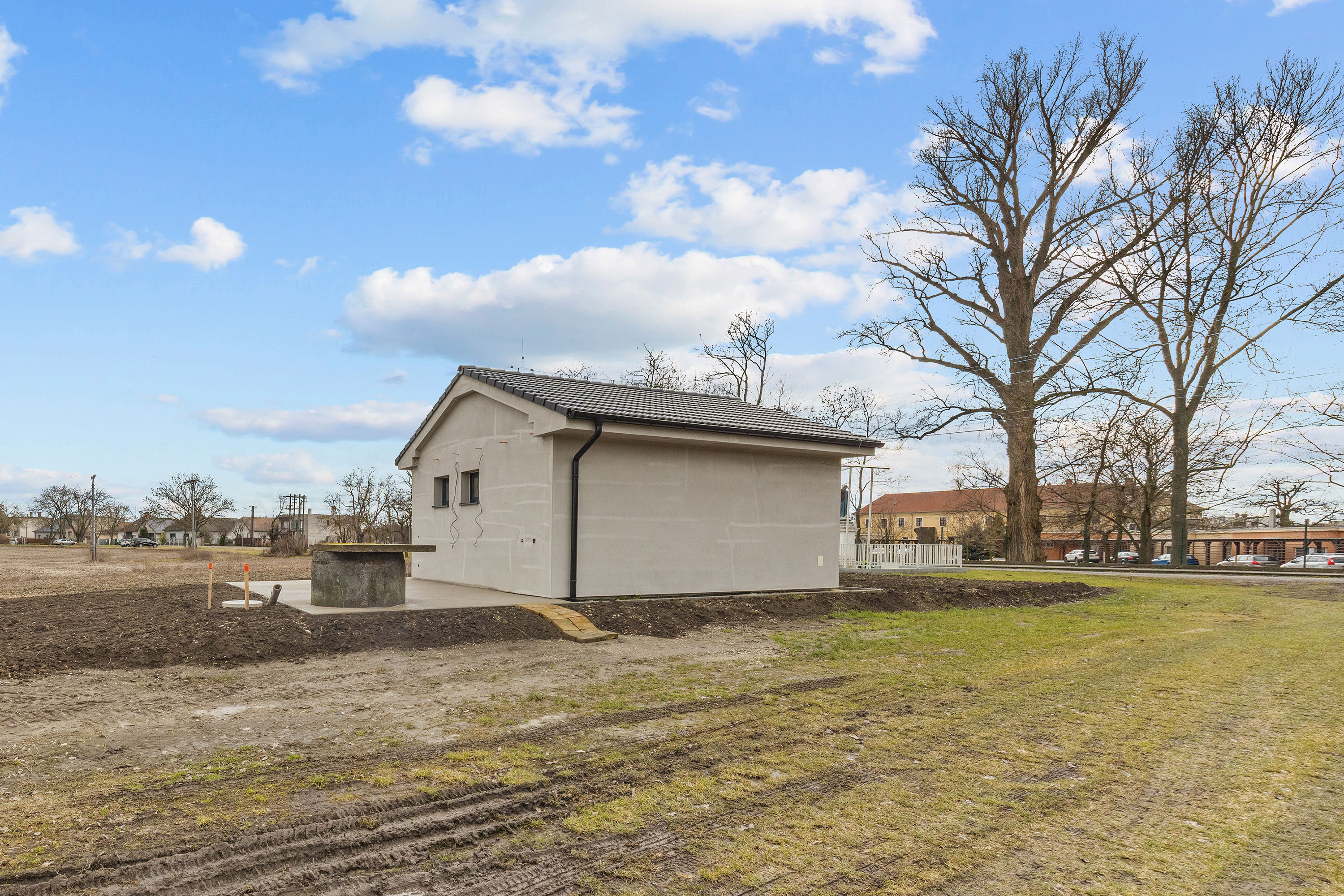 NA PREDAJ – 2-IZB. DOMČEK Rohovce, 25 min od BA