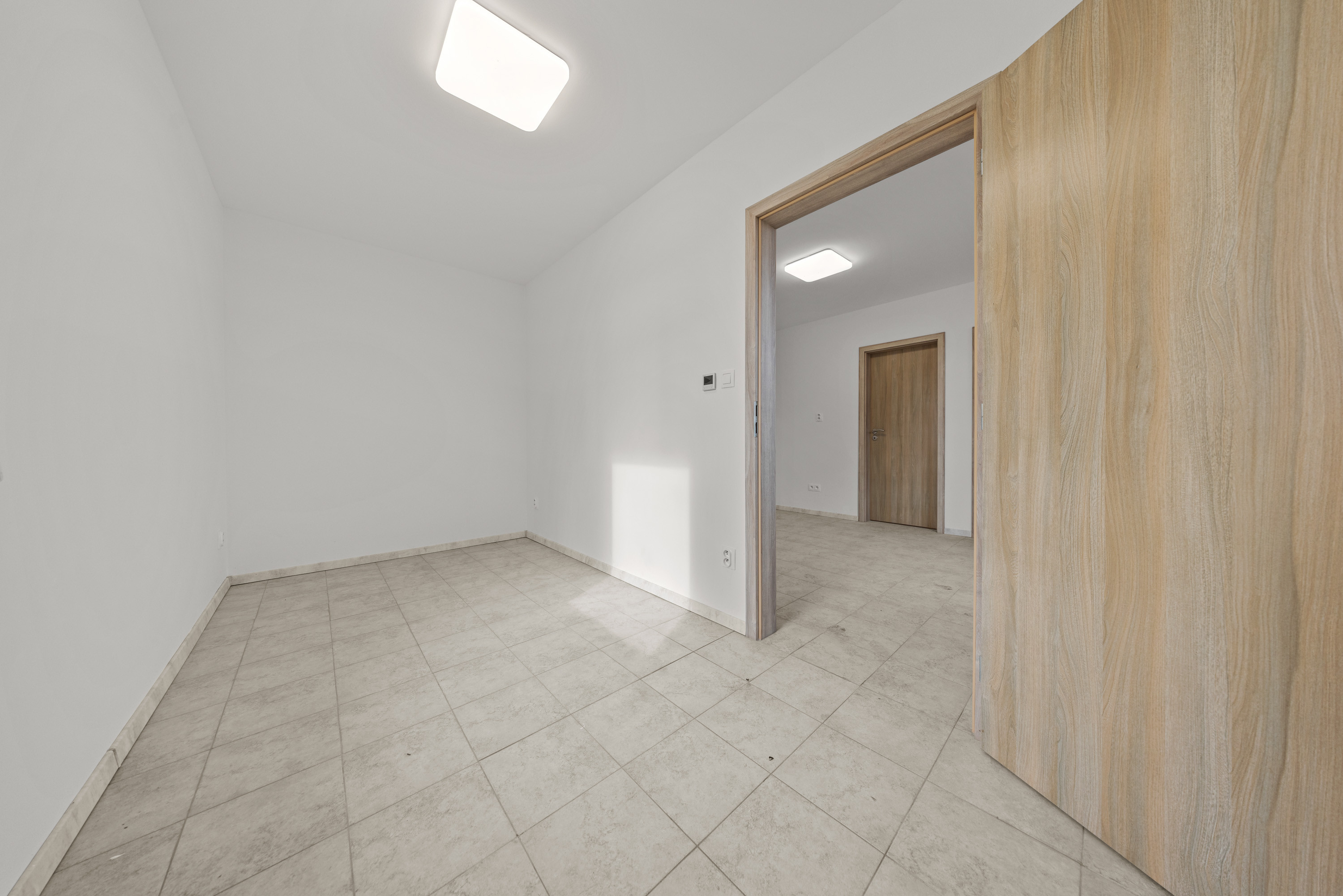 NA PREDAJ – 2-IZB. DOMČEK Rohovce, 25 min od BA