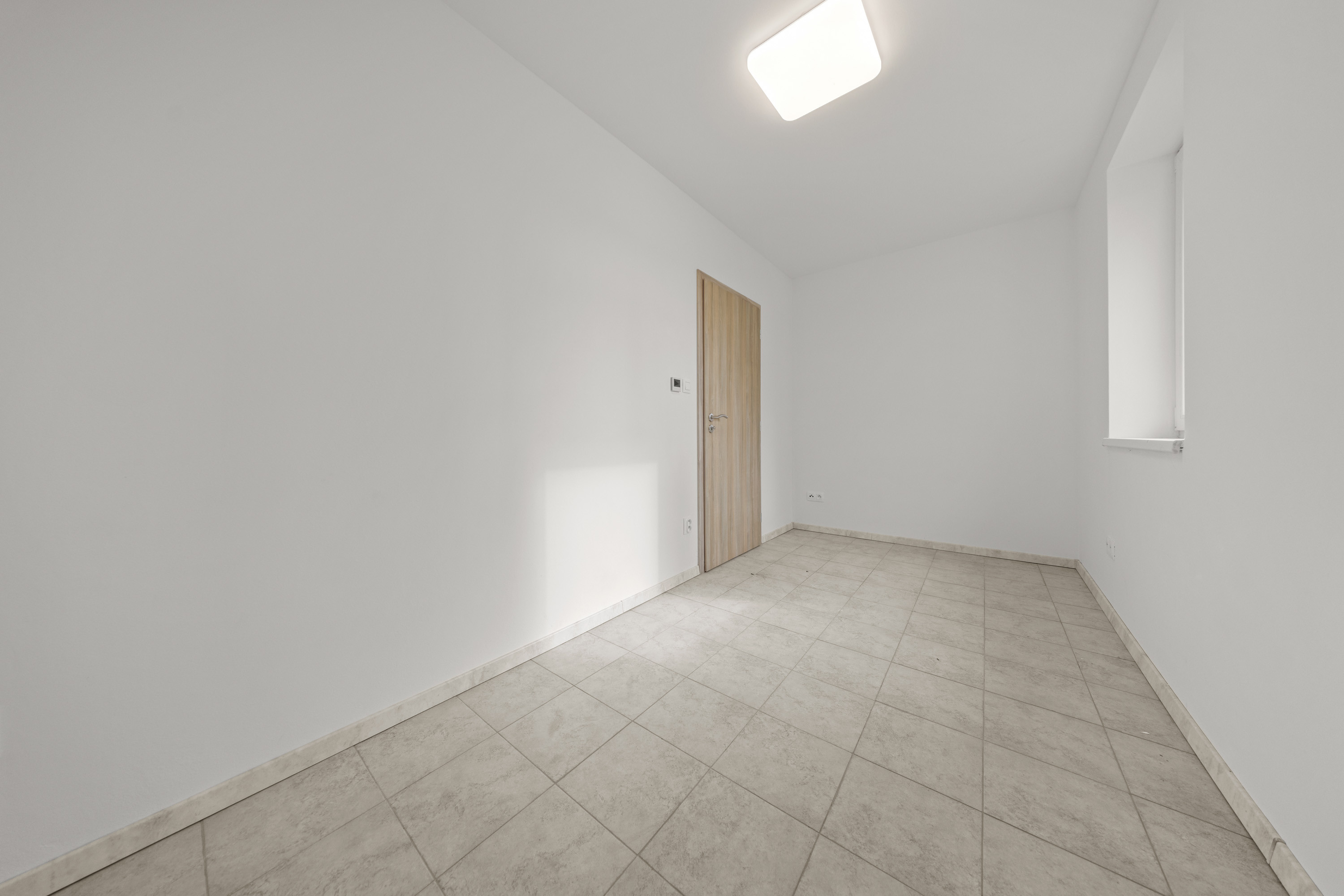 NA PREDAJ – 2-IZB. DOMČEK Rohovce, 25 min od BA