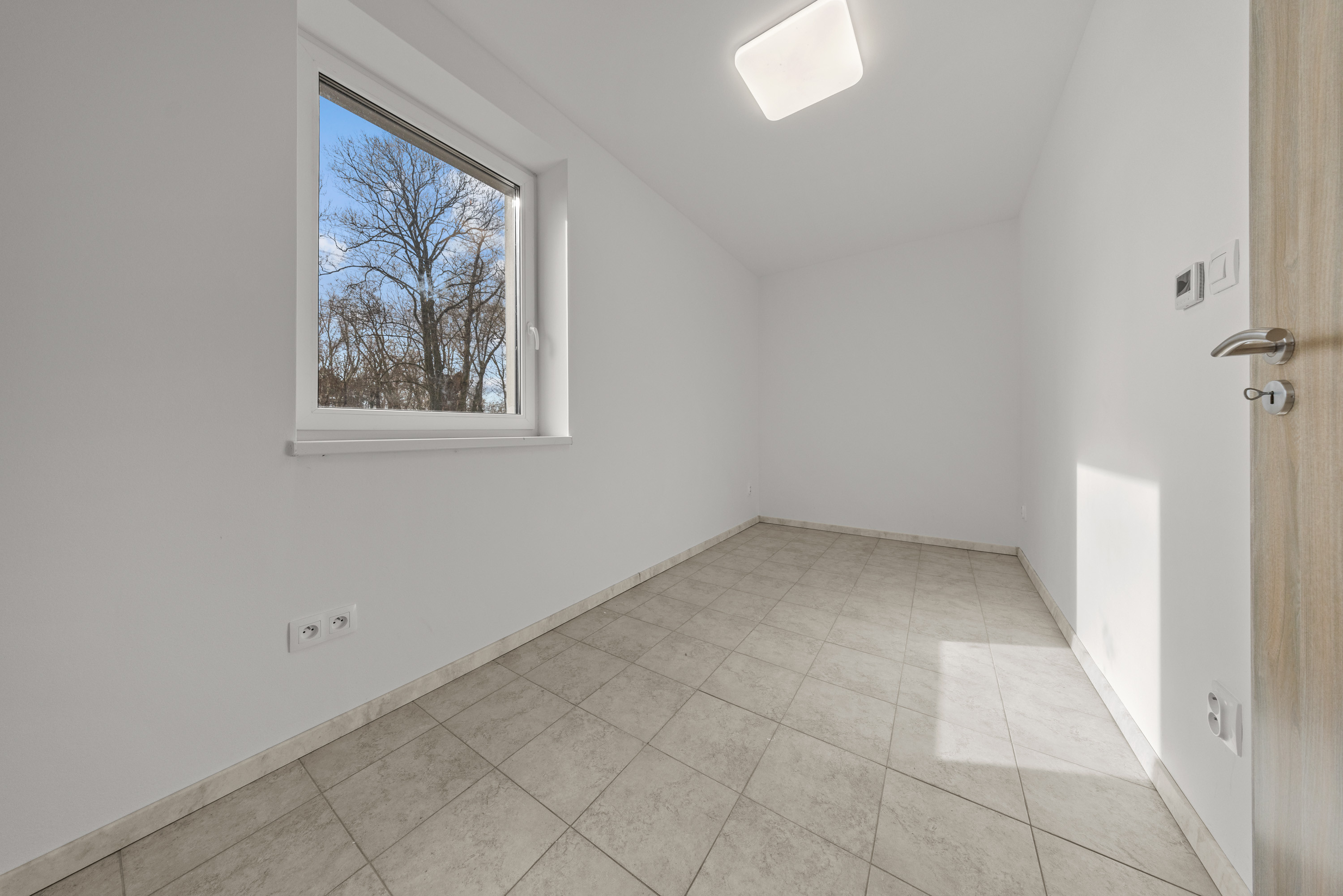 NA PREDAJ – 2-IZB. DOMČEK Rohovce, 25 min od BA