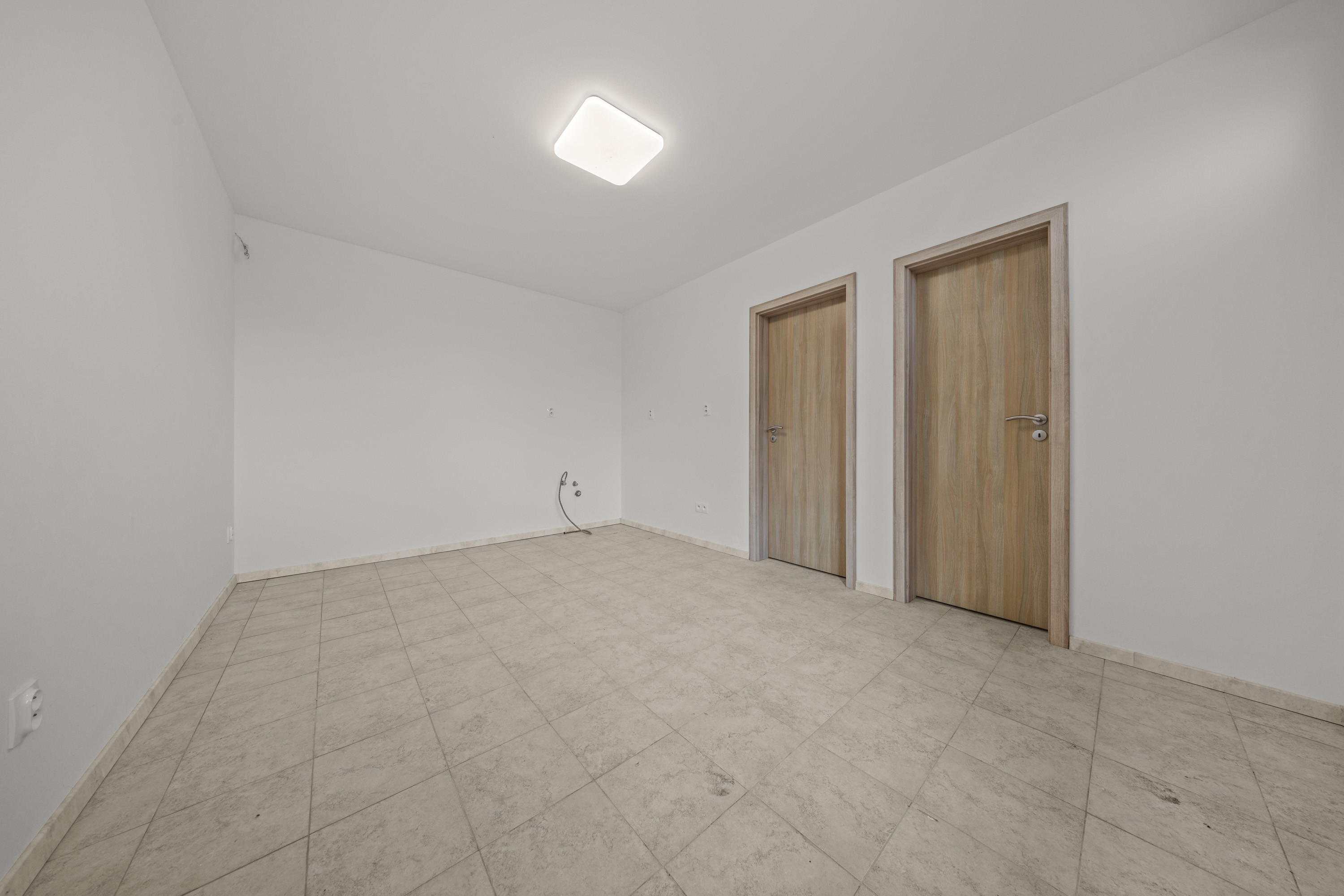 NA PREDAJ – 2-IZB. DOMČEK Rohovce, 25 min od BA