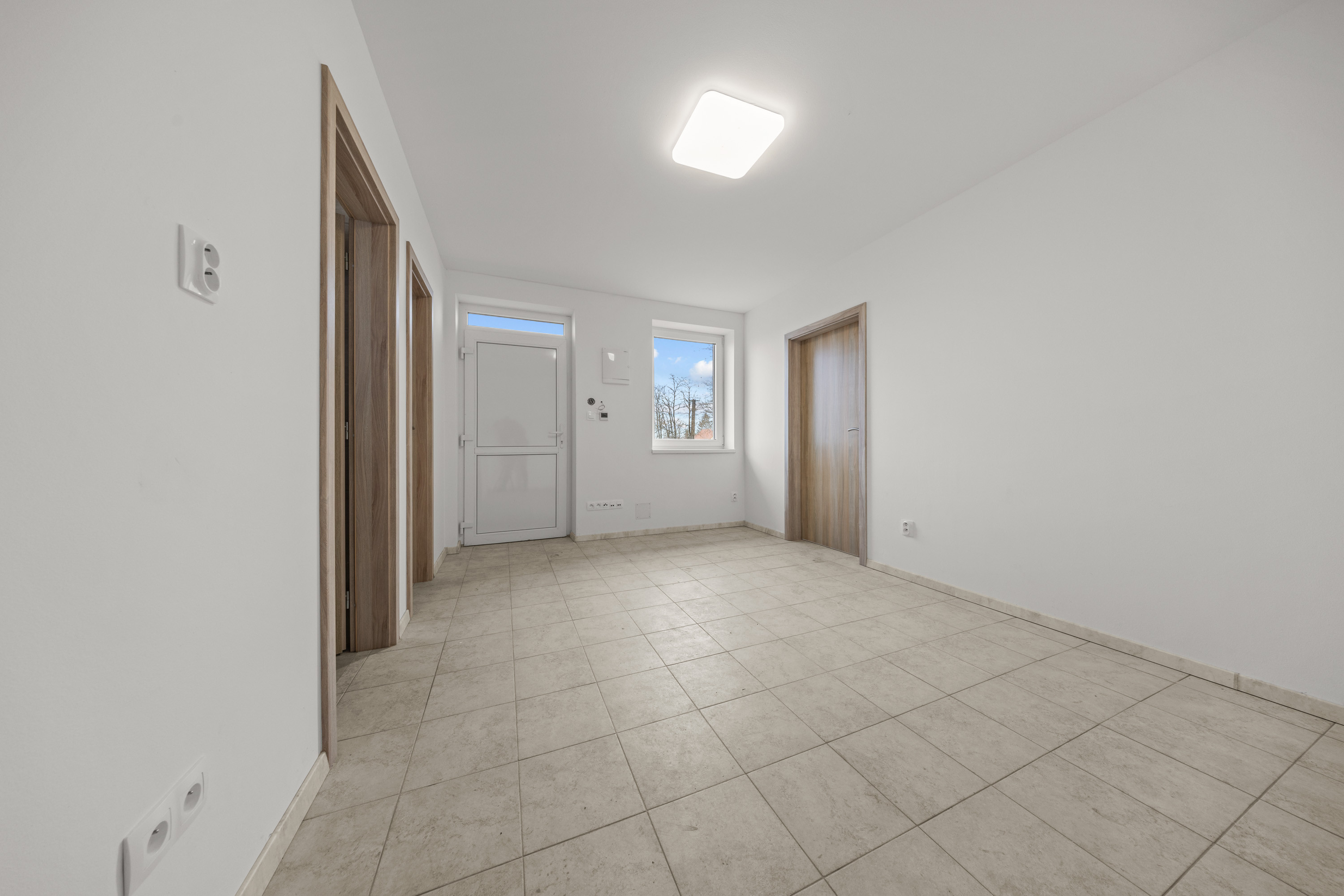 NA PREDAJ – 2-IZB. DOMČEK Rohovce, 25 min od BA