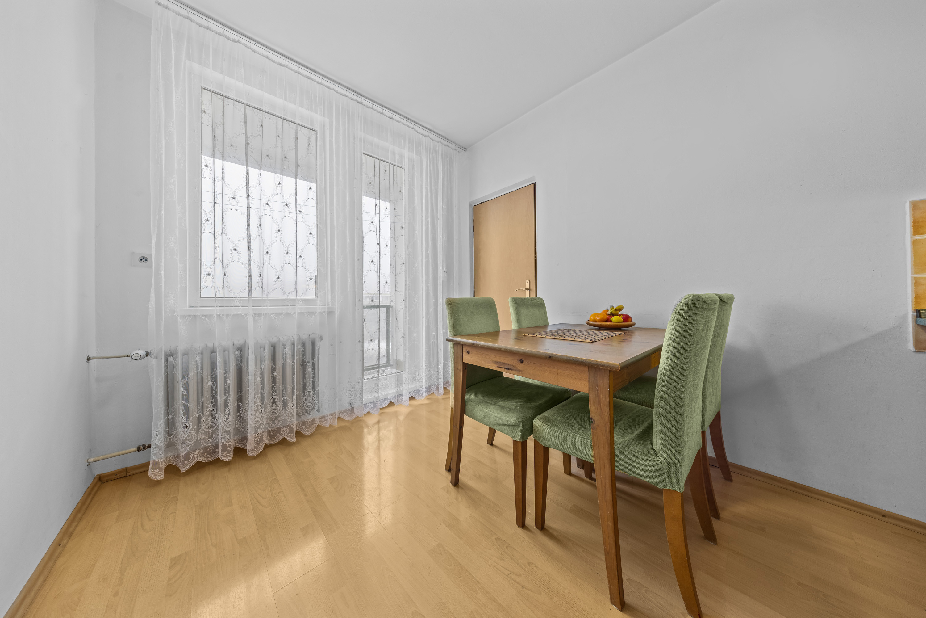 Na predaj praktický 3-izbový byt s loggiou v obľúbenej a tichej časti Karlovej Vsi na Púpavovej ulici