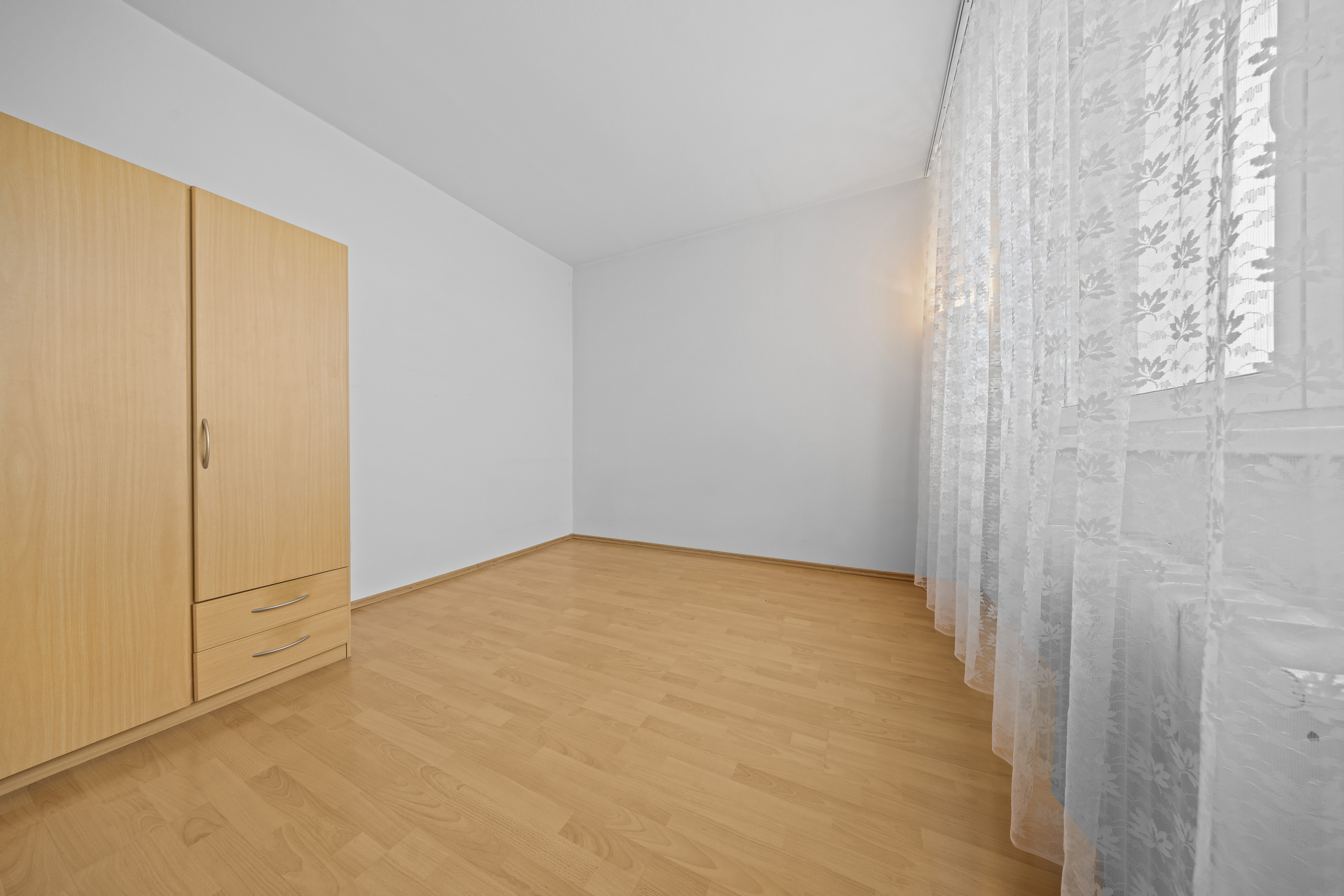 Na predaj praktický 3-izbový byt s loggiou v obľúbenej a tichej časti Karlovej Vsi na Púpavovej ulici