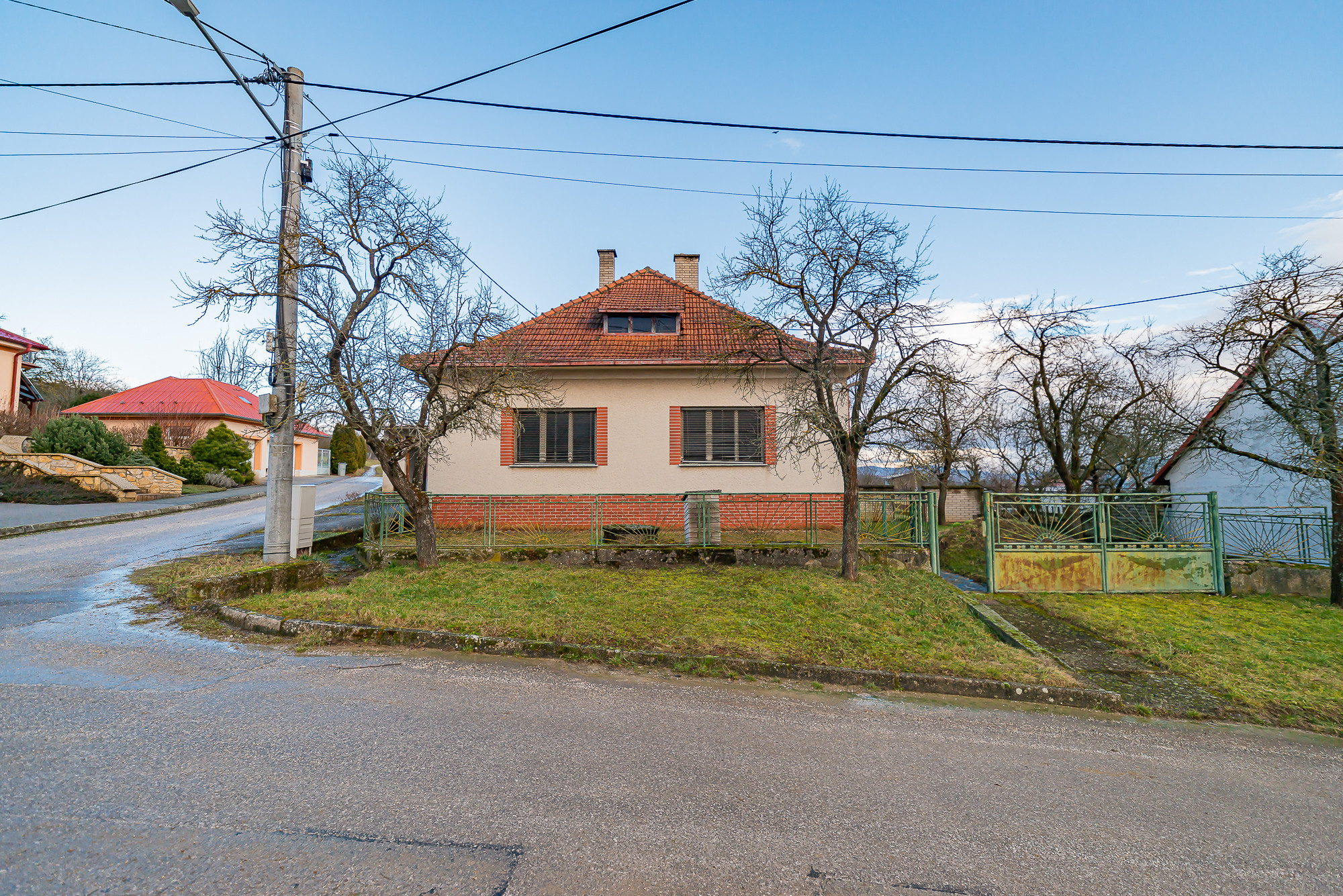 NA PREDAJ Rodinný dom s pozemkom 1188 m² - Moravské Lieskové