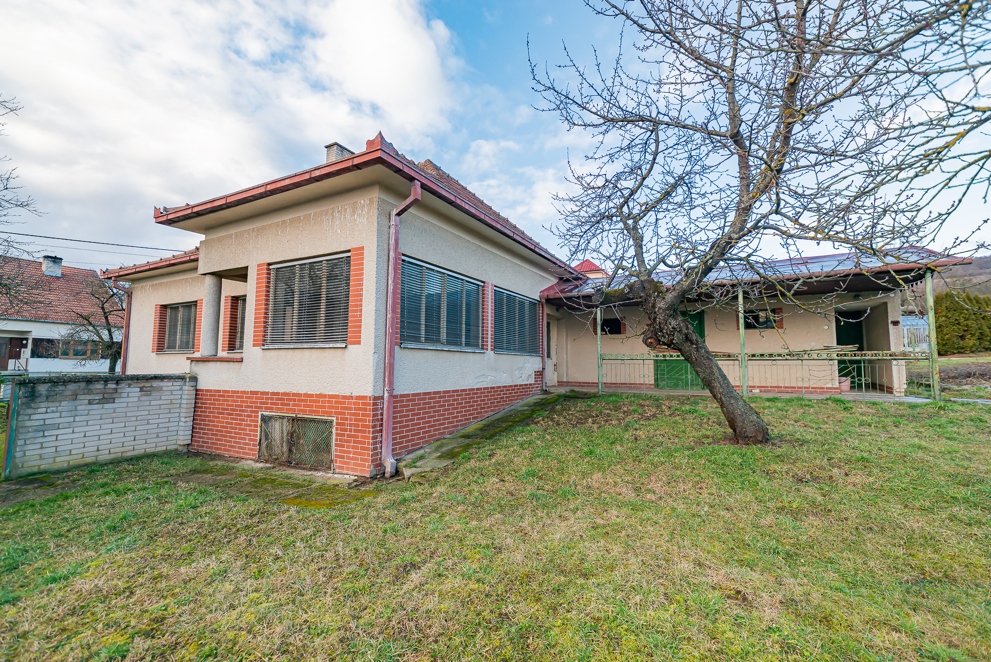 NA PREDAJ Rodinný dom s pozemkom 1188 m² - Moravské Lieskové